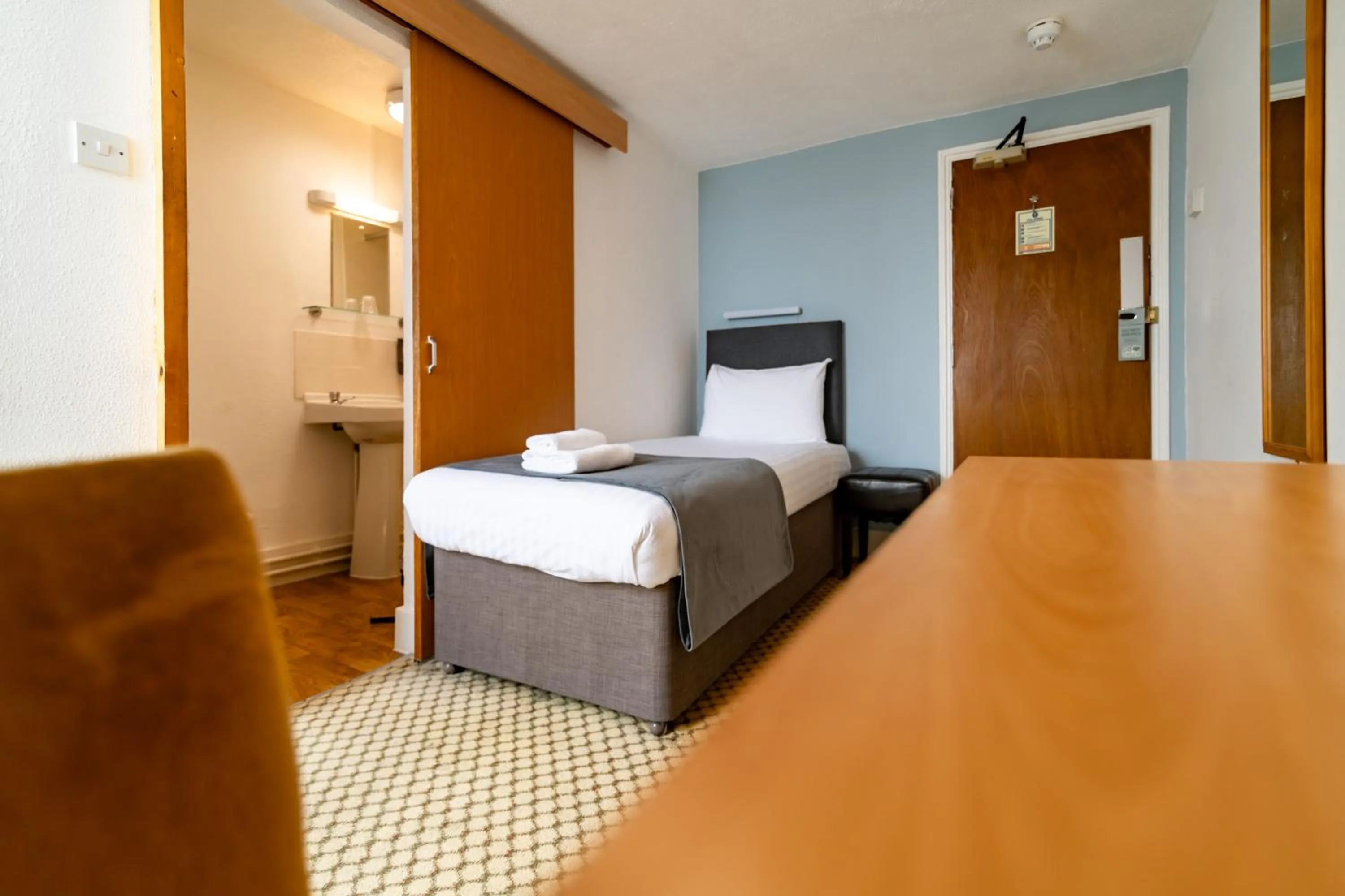 Photo of the whole room, Bed in The Southcliff Hotel