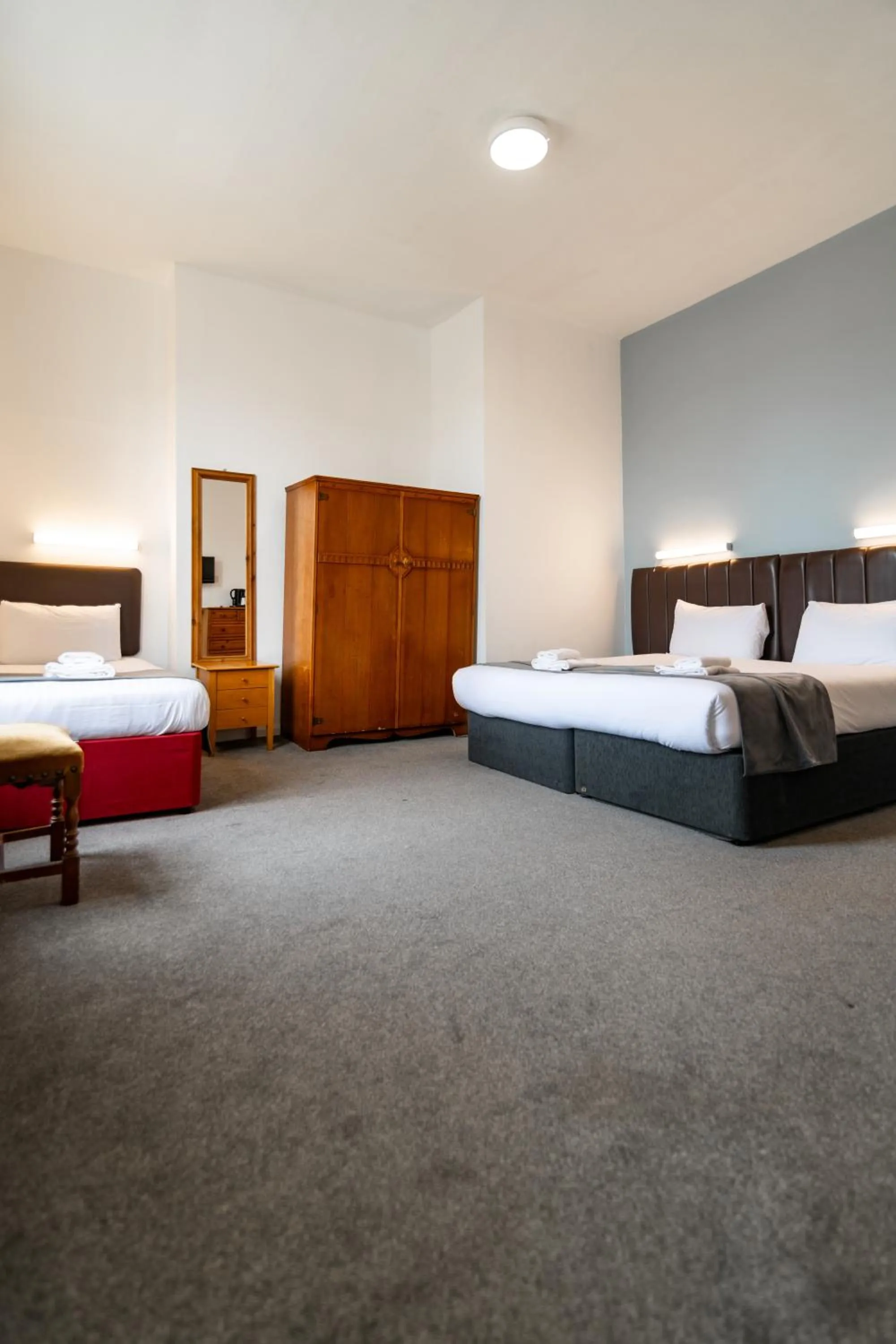 Photo of the whole room, Bed in The Southcliff Hotel