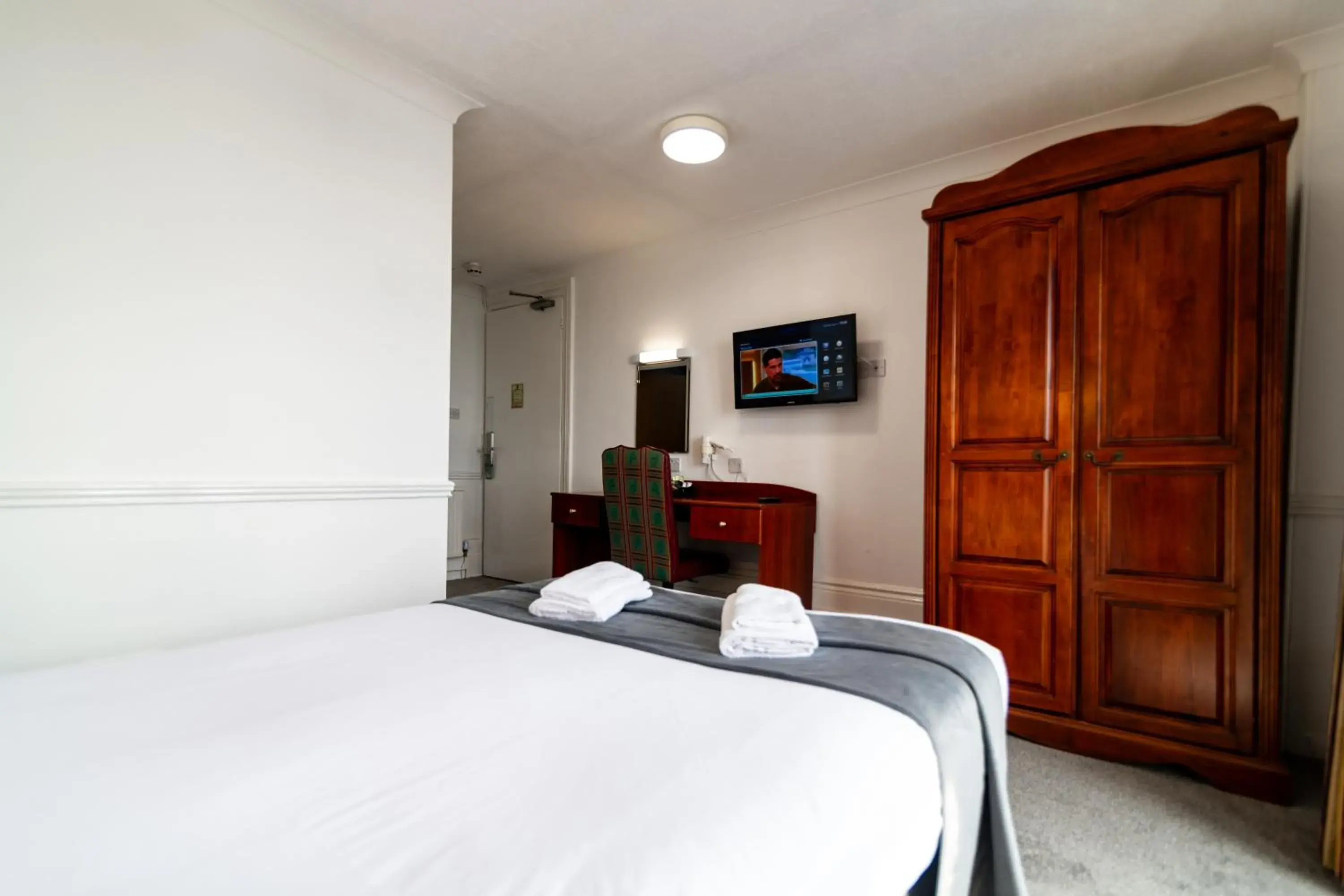 wardrobe, Bed in The Southcliff Hotel wardrobe, Bed in The Southcliff Hotel