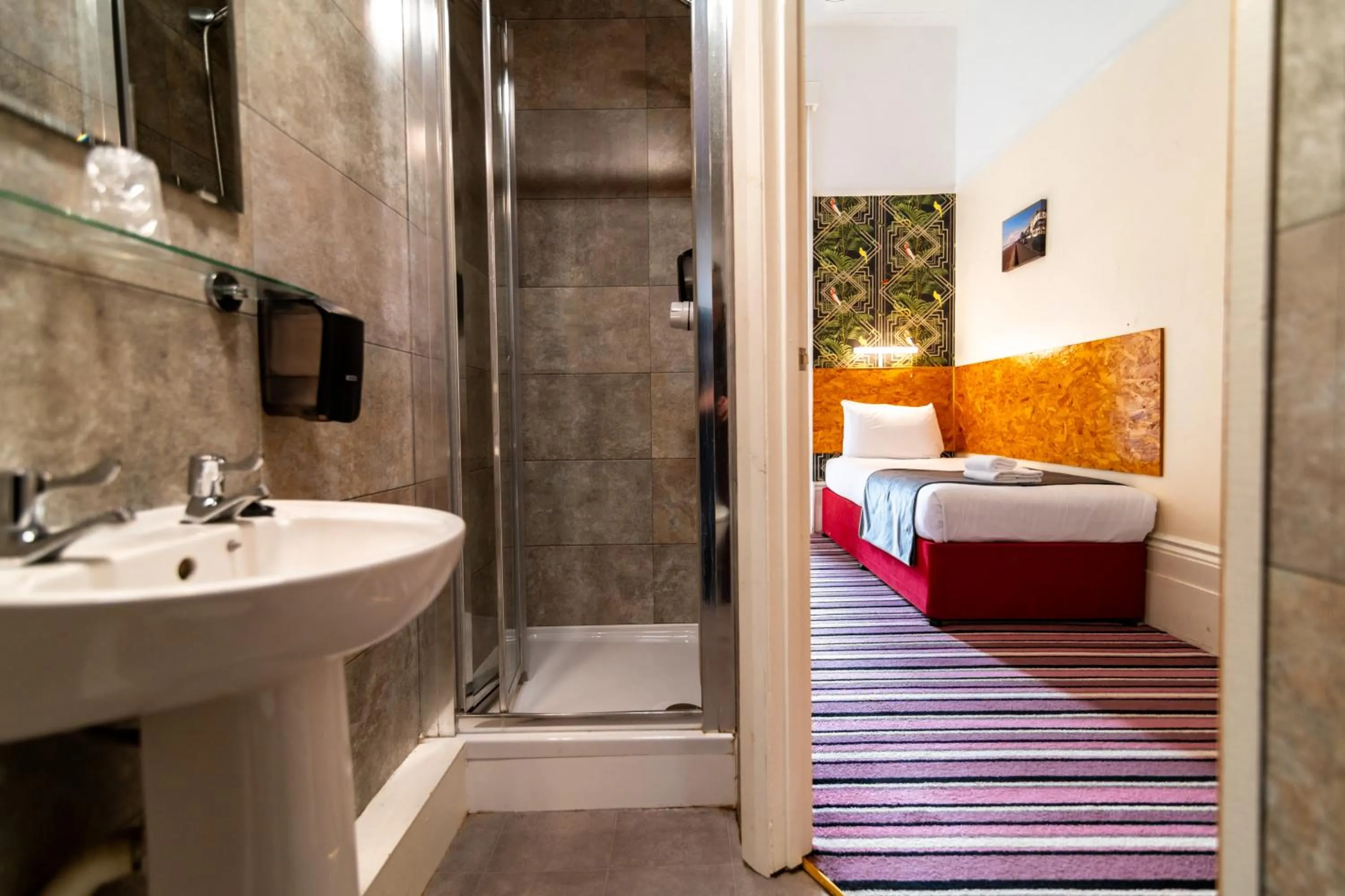 Bathroom, Bed in The Southcliff Hotel