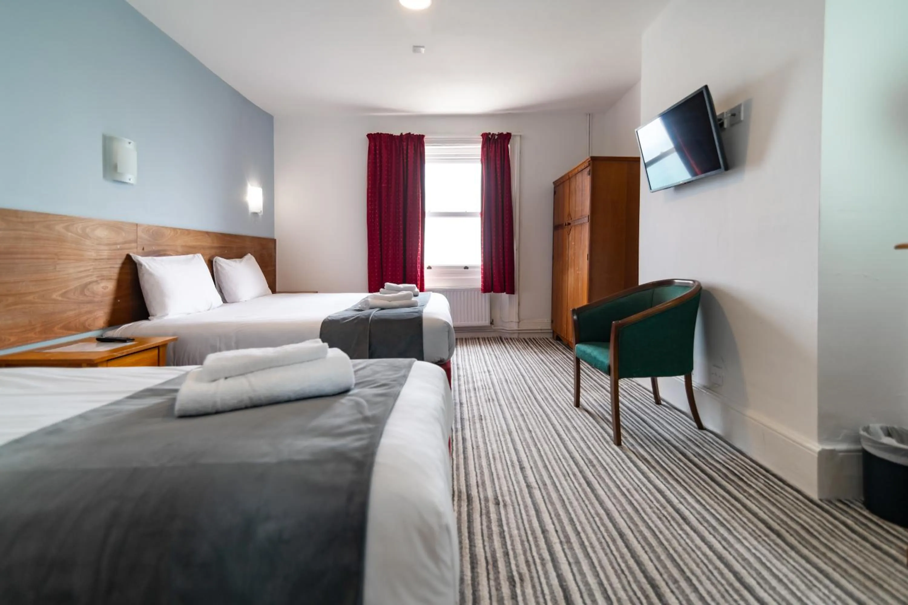 Photo of the whole room, Bed in The Southcliff Hotel