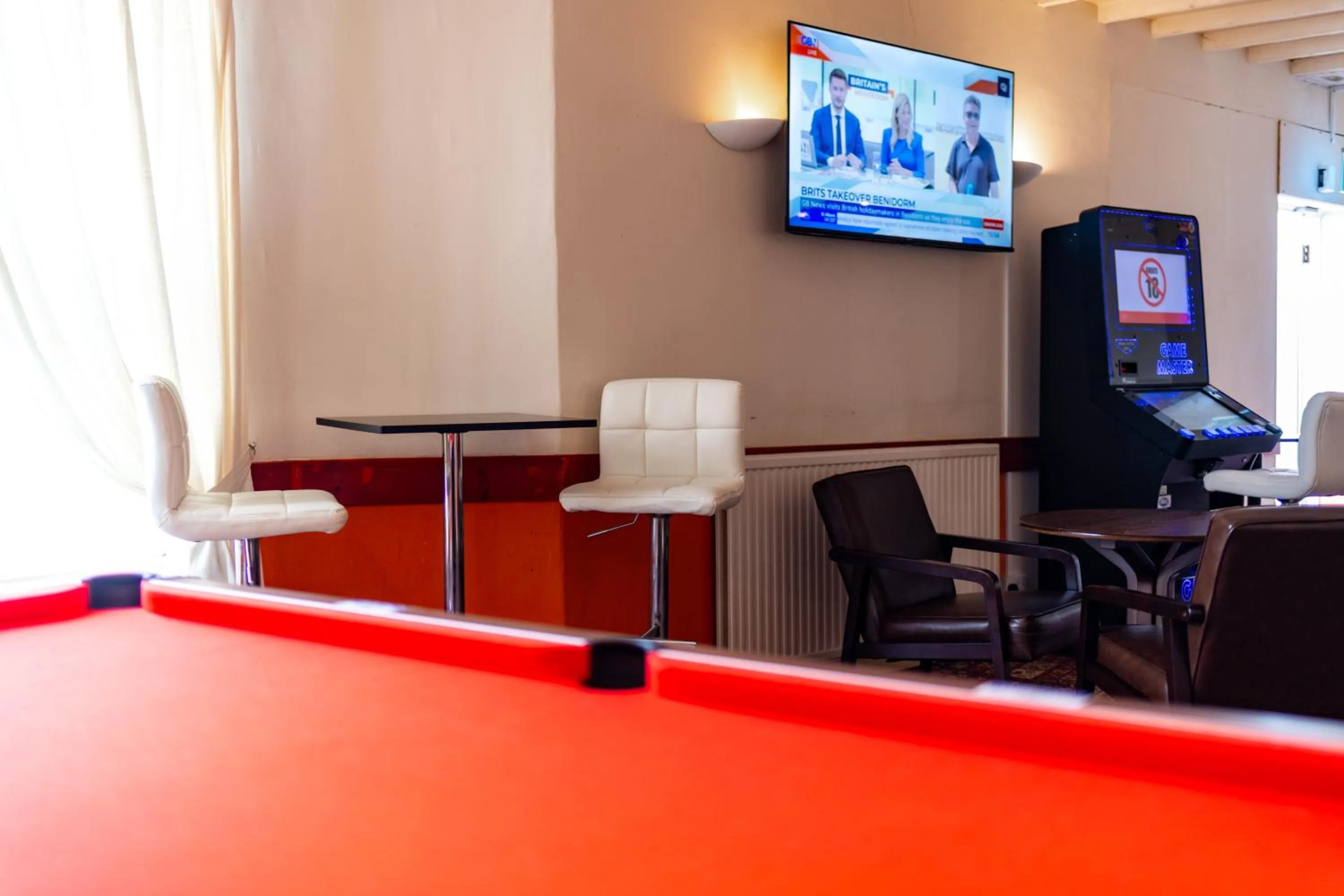 Communal lounge/ TV room in The Southcliff Hotel