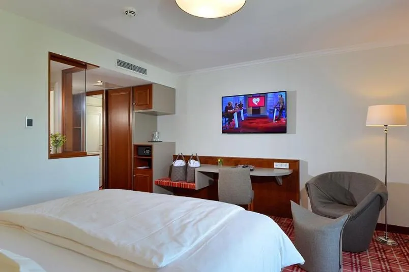 Photo of the whole room, Bed in Kurhotel Drei Birken