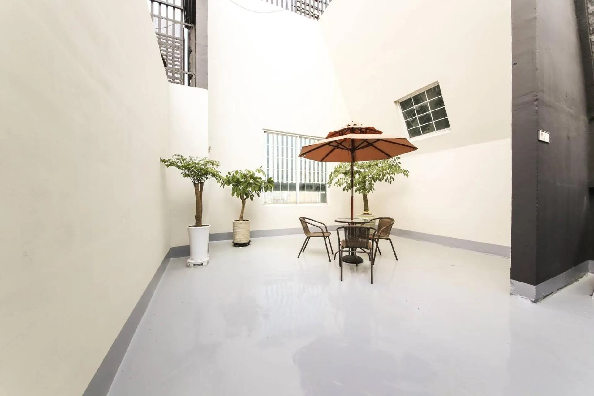 almond hotel Gupo station