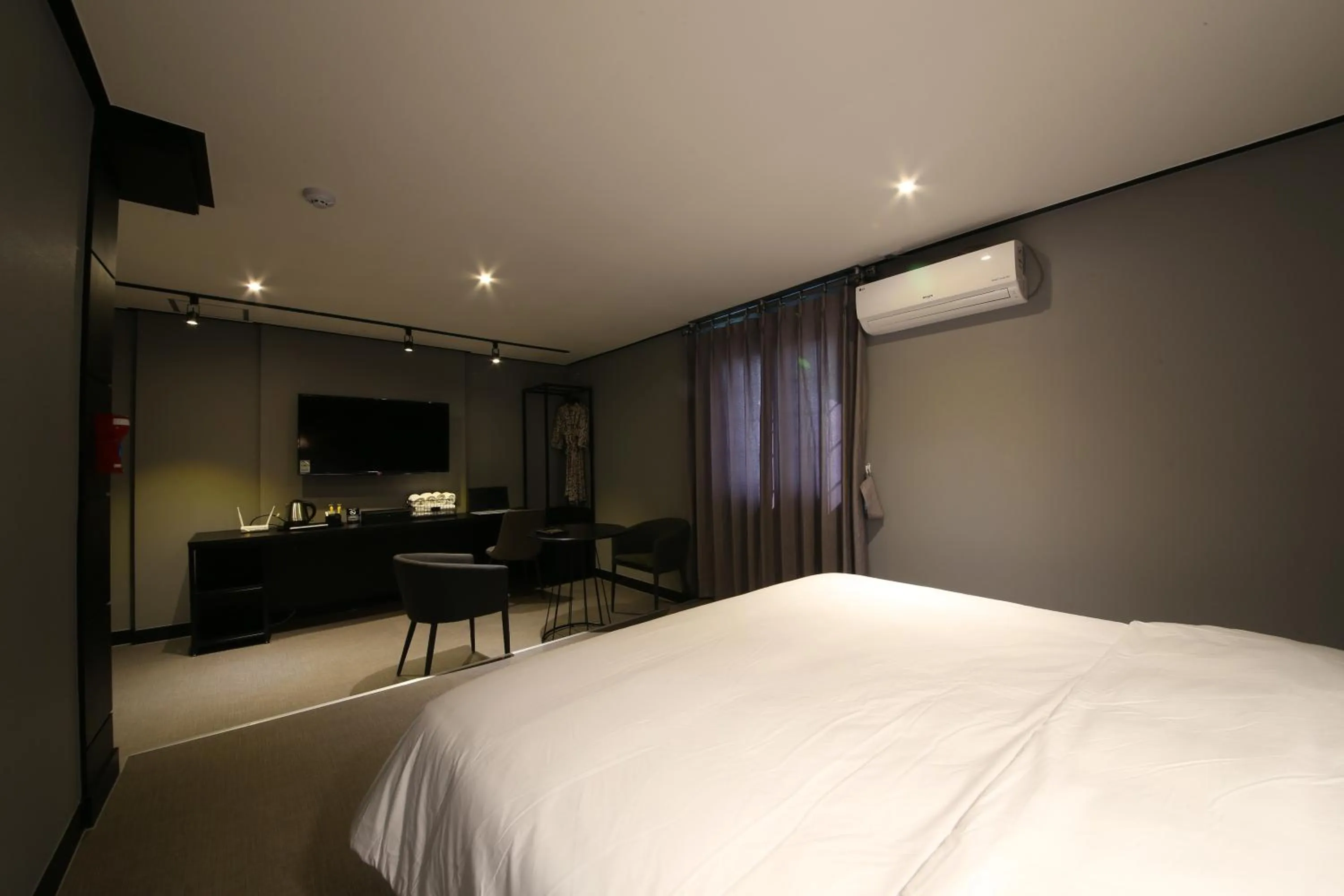 almond hotel Gupo station