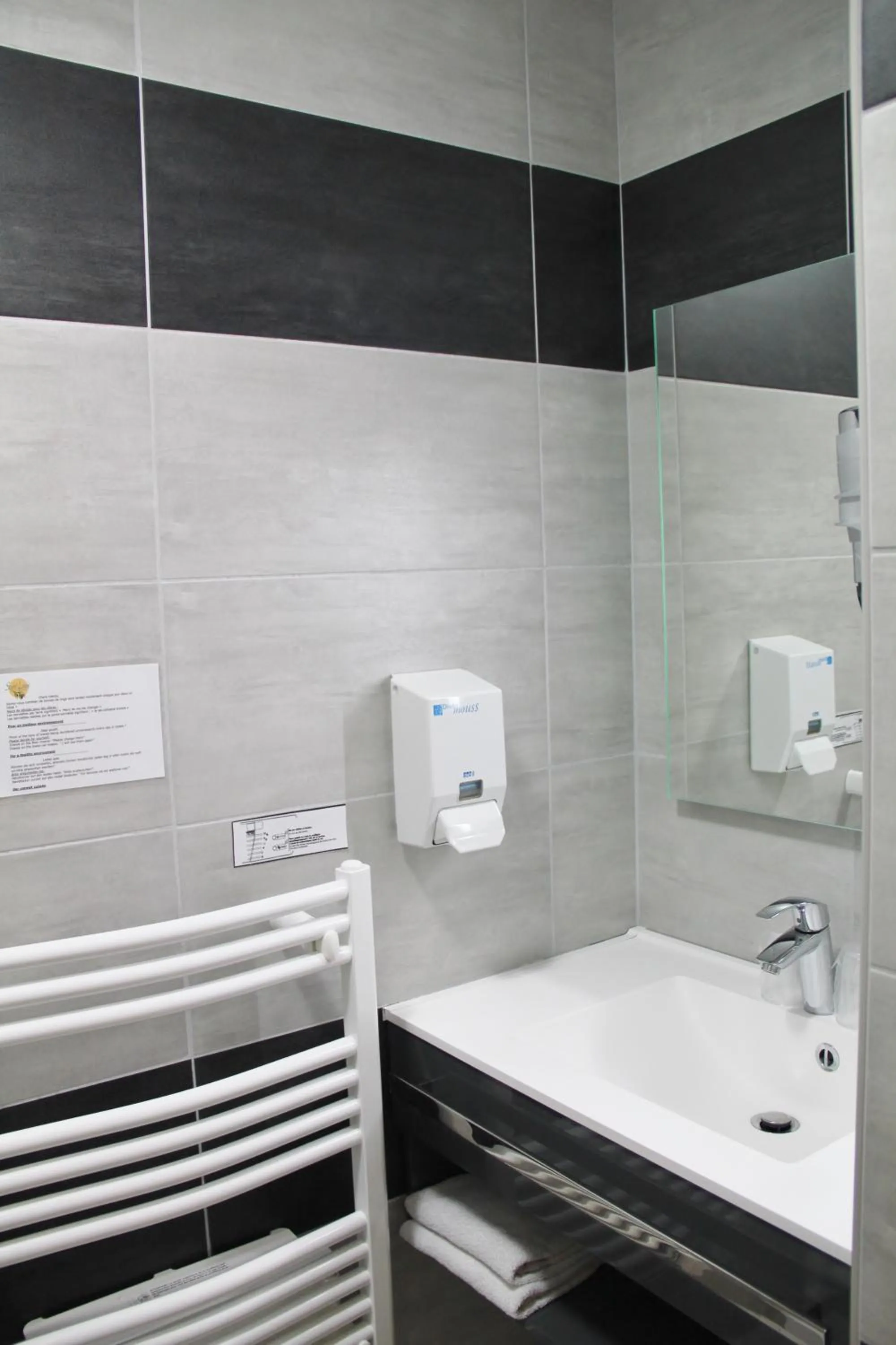 Bathroom in Hôtel Saint Louis