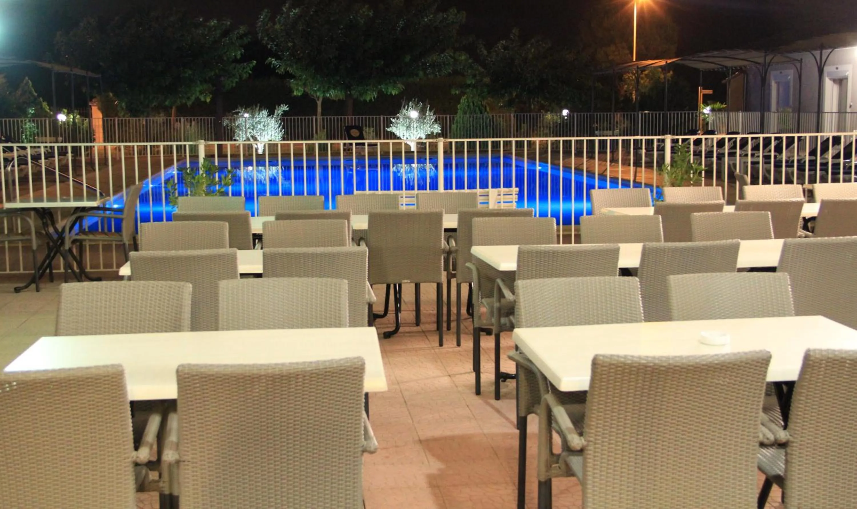 Restaurant/places to eat in Hôtel Saint Louis