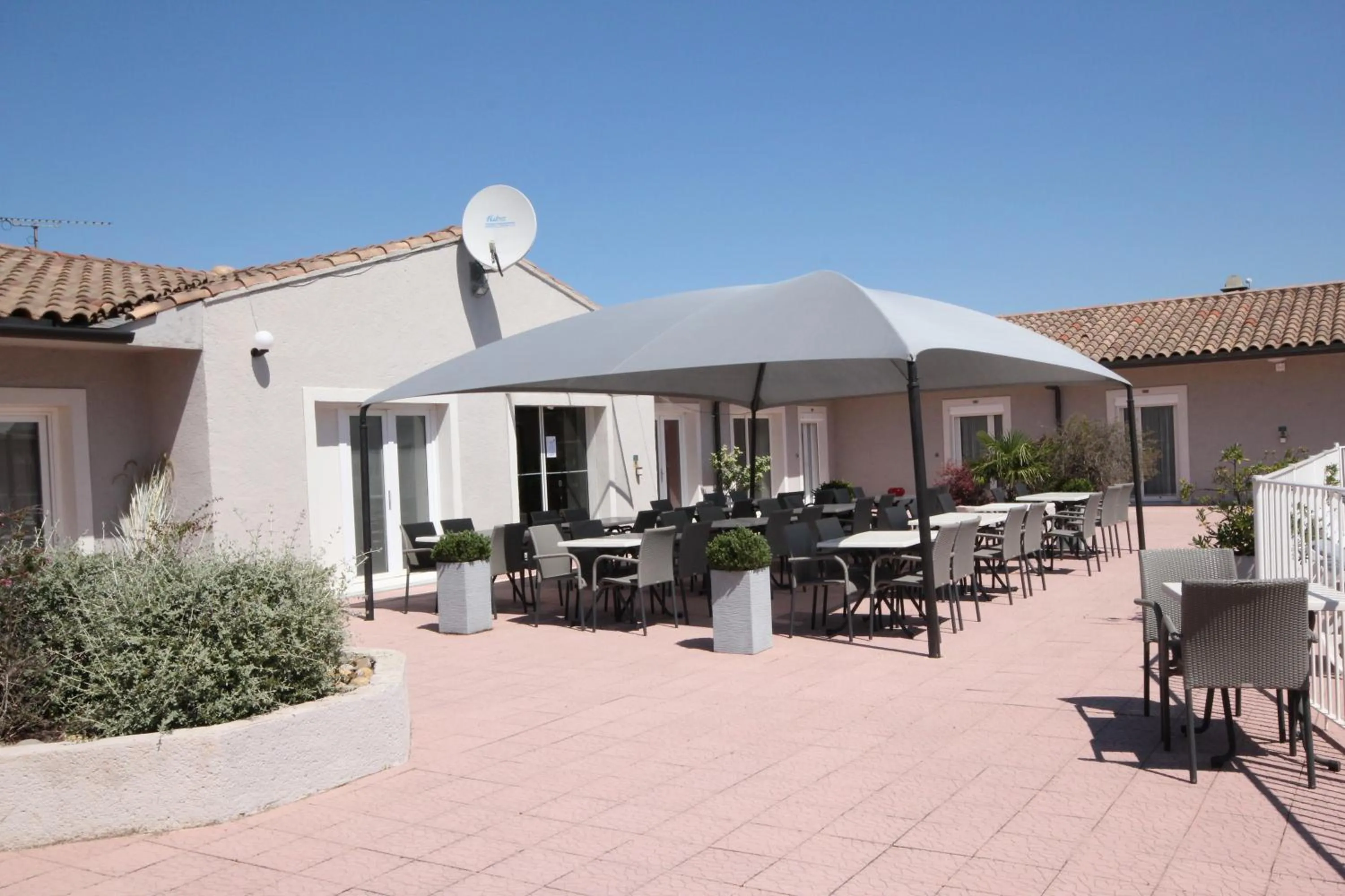 Patio in Hôtel Saint Louis