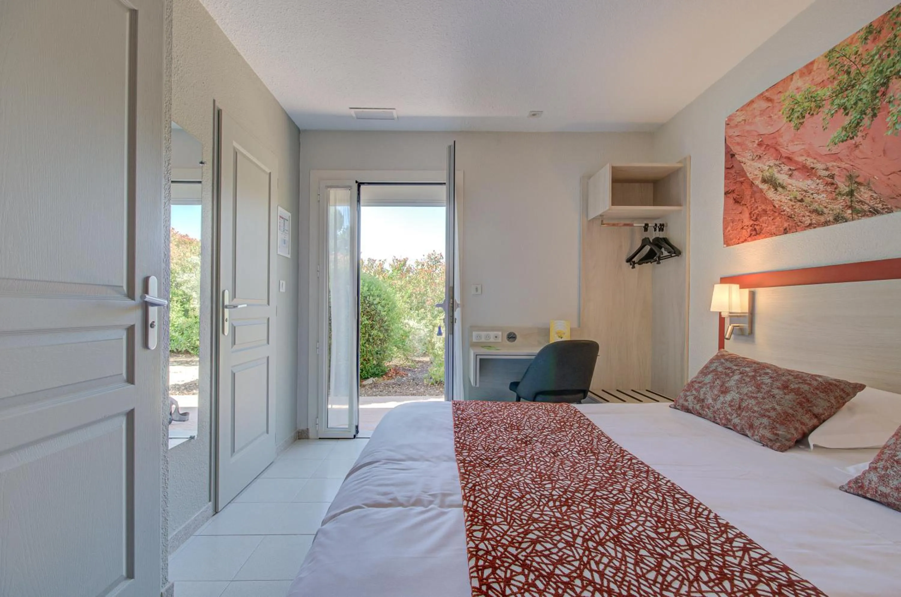 Garden view, Bed in Hôtel Saint Louis