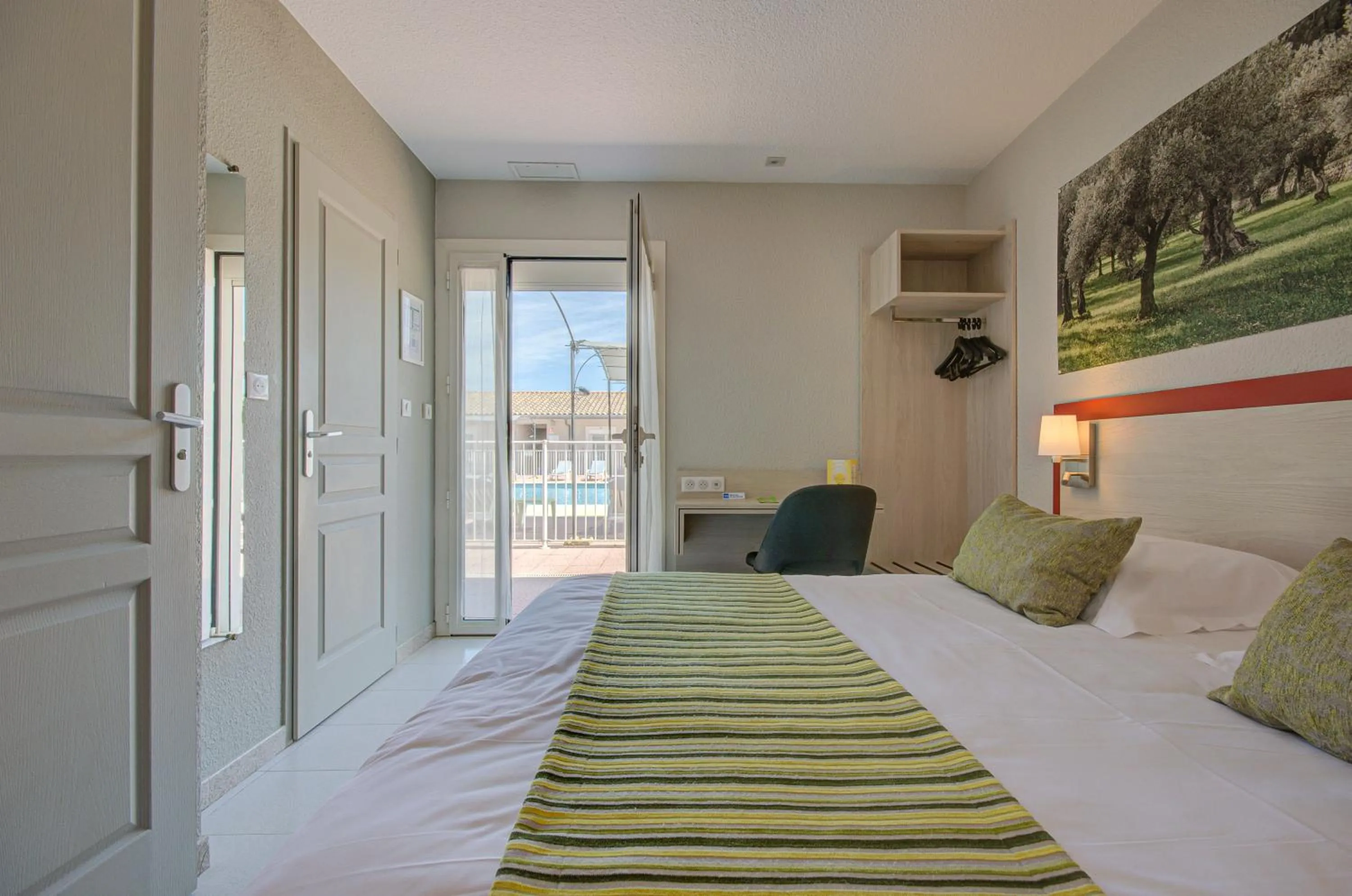 Photo of the whole room, Bed in Hôtel Saint Louis