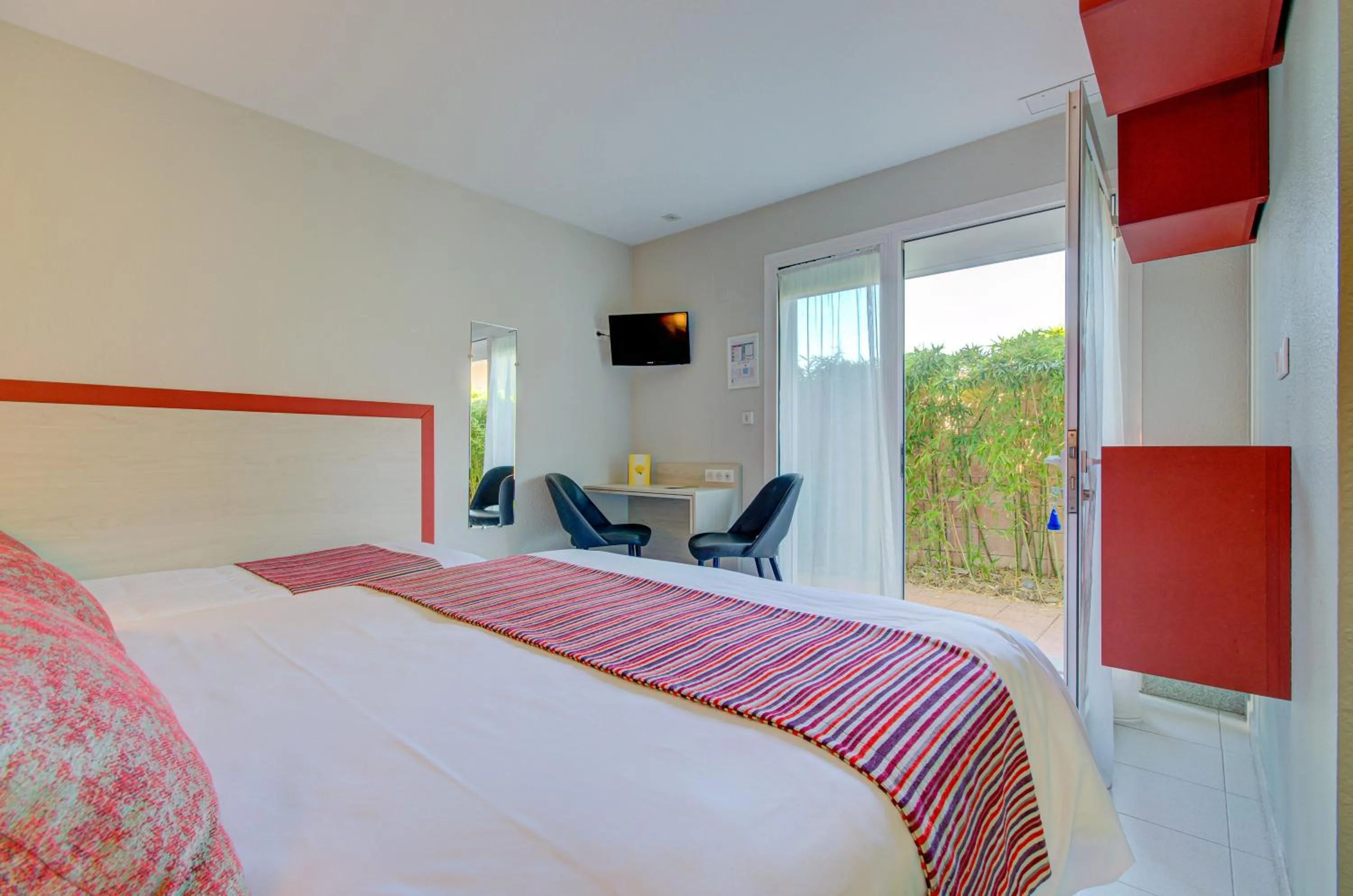 View (from property/room), Bed in Hôtel Saint Louis