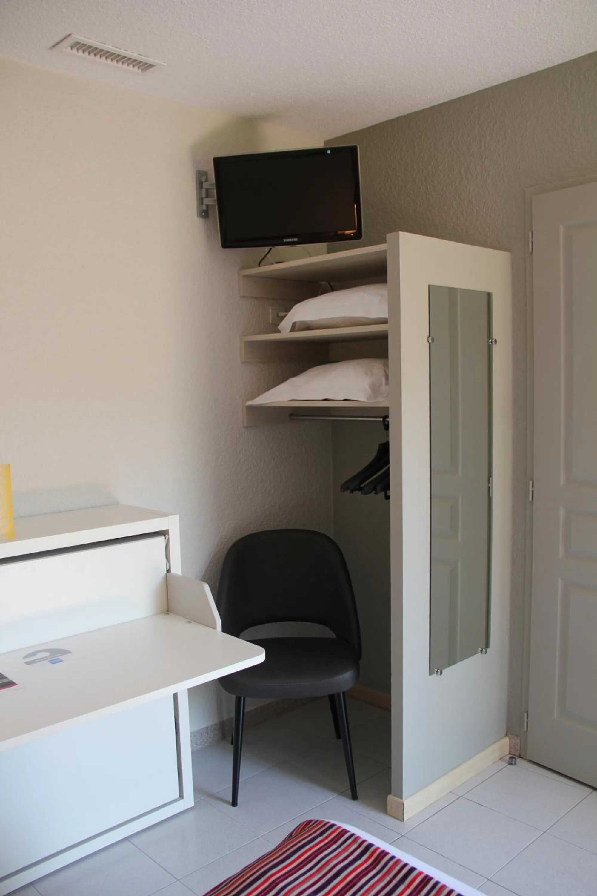 Photo of the whole room, Bed in Hôtel Saint Louis