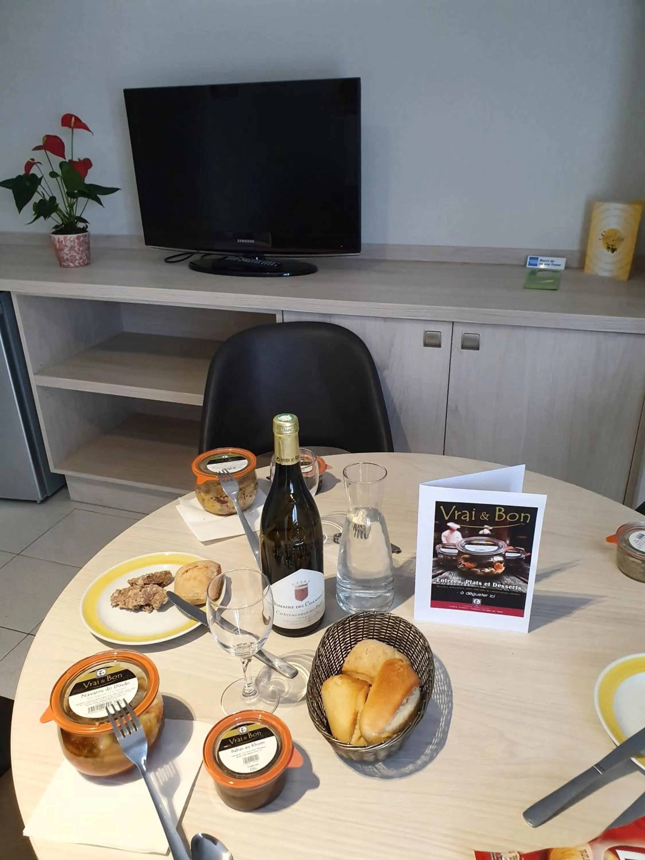 Food and drinks in Hôtel Saint Louis