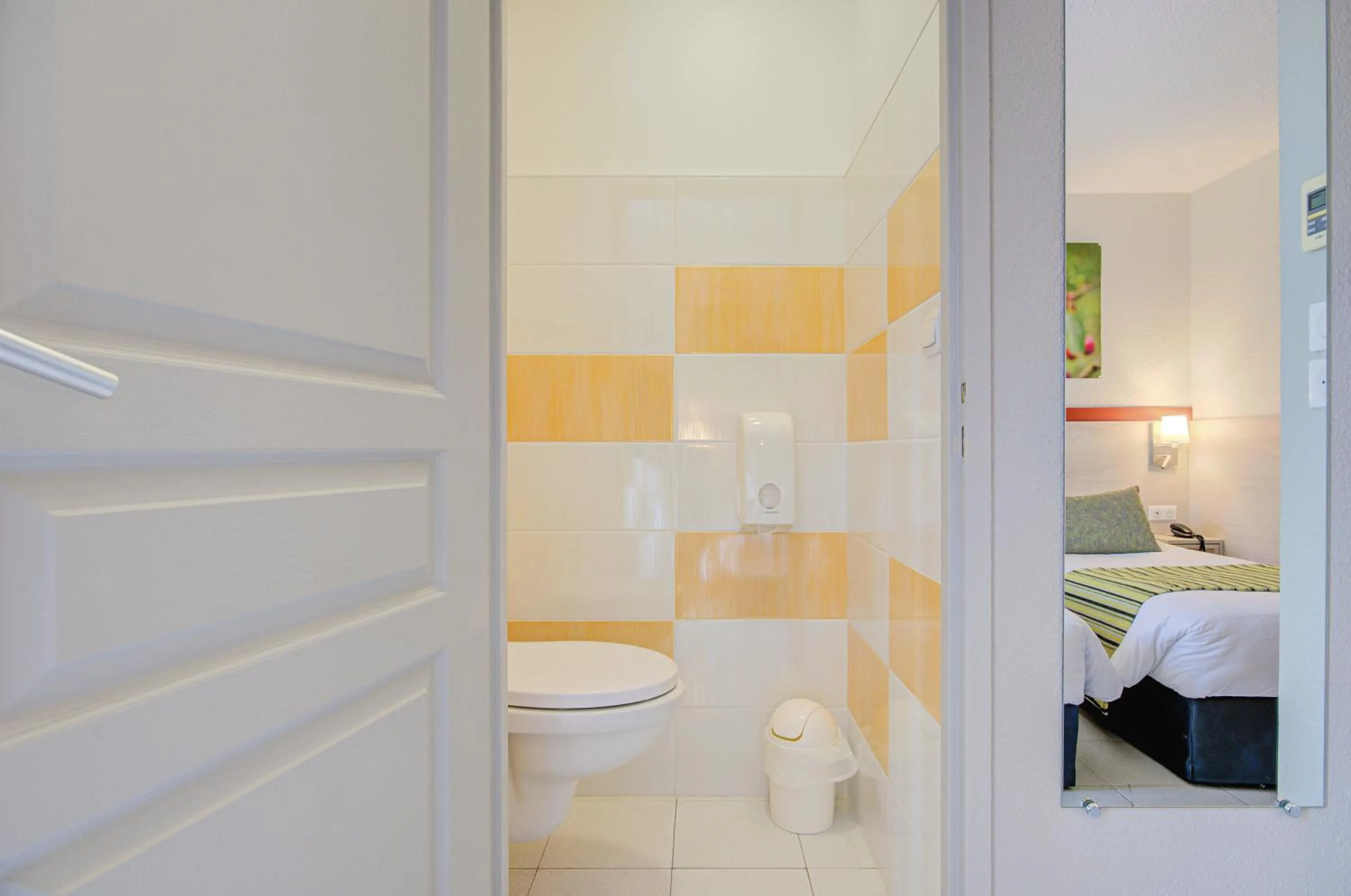 Toilet in Hôtel Saint Louis