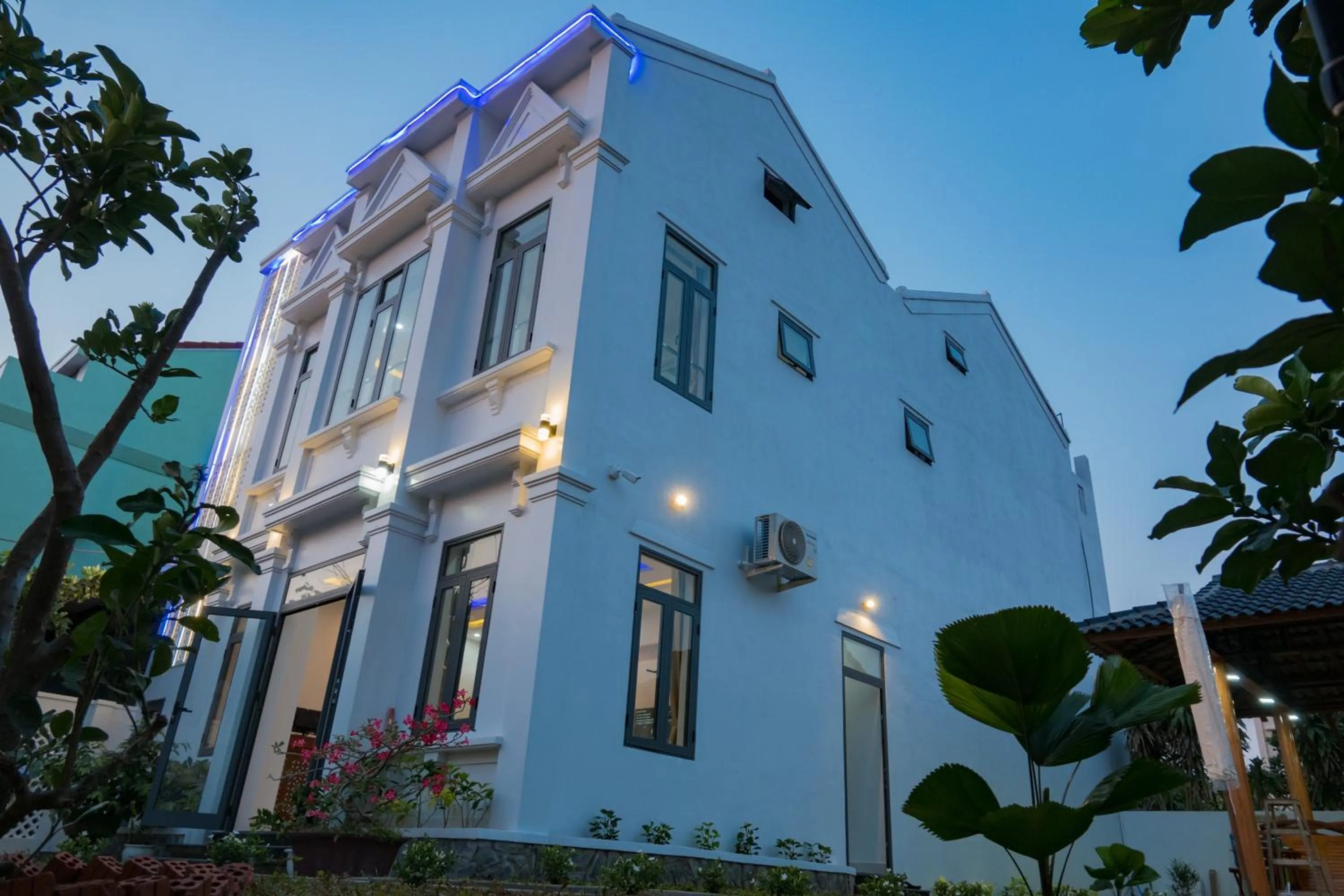 Facade/entrance in An Bang Golden Beach Villa