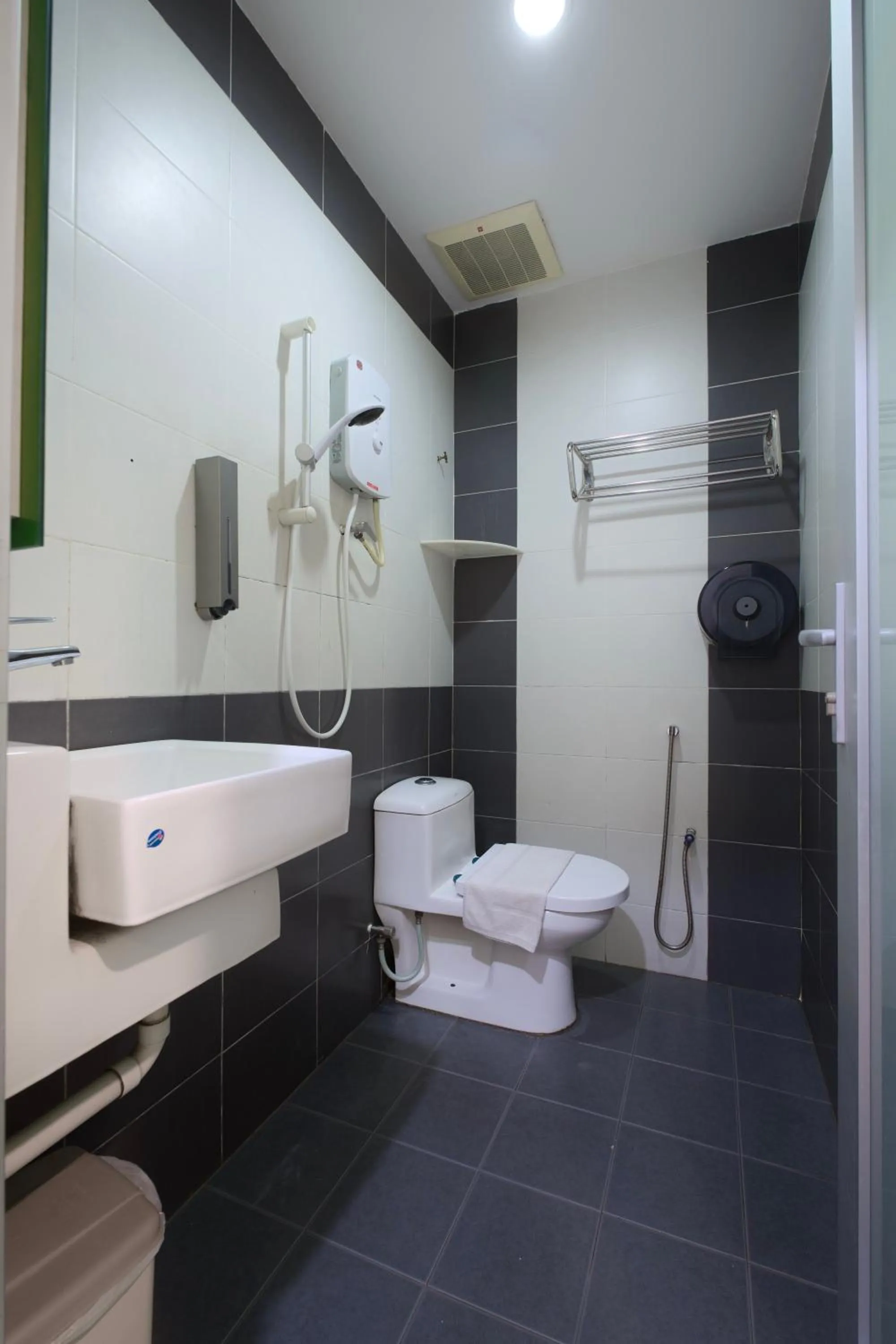 Shower in T Hotel Changlun