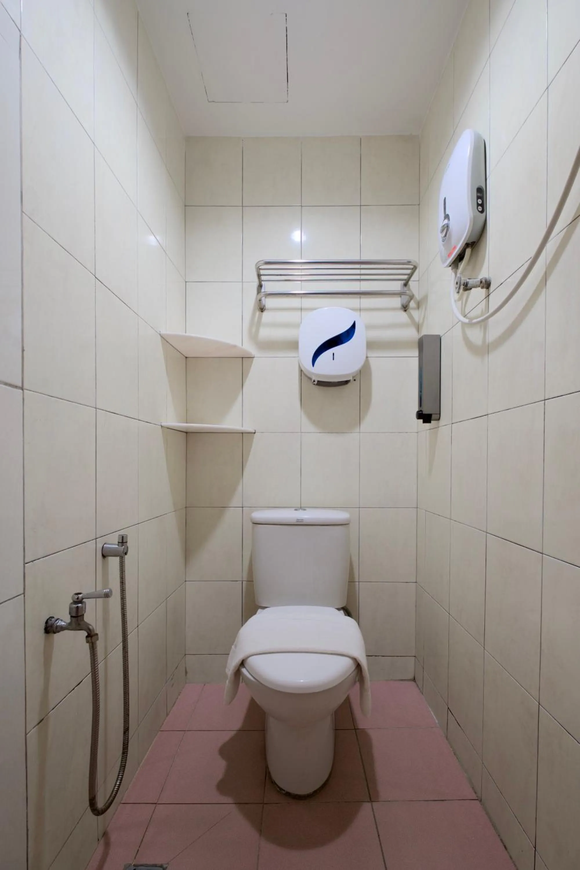 Toilet in T Hotel Tandop