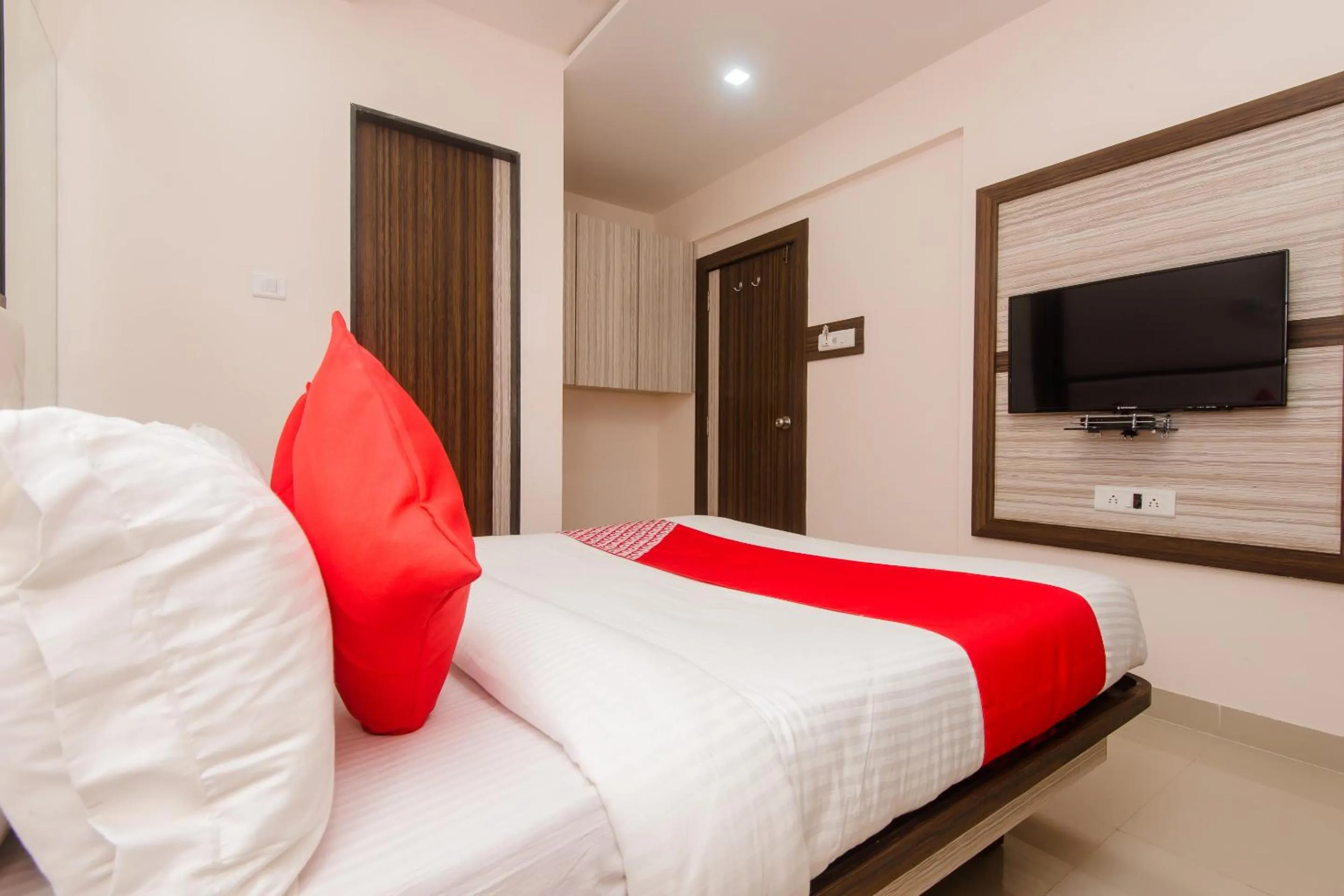 Bedroom, Bed in OYO 13511 Hotel Gems
