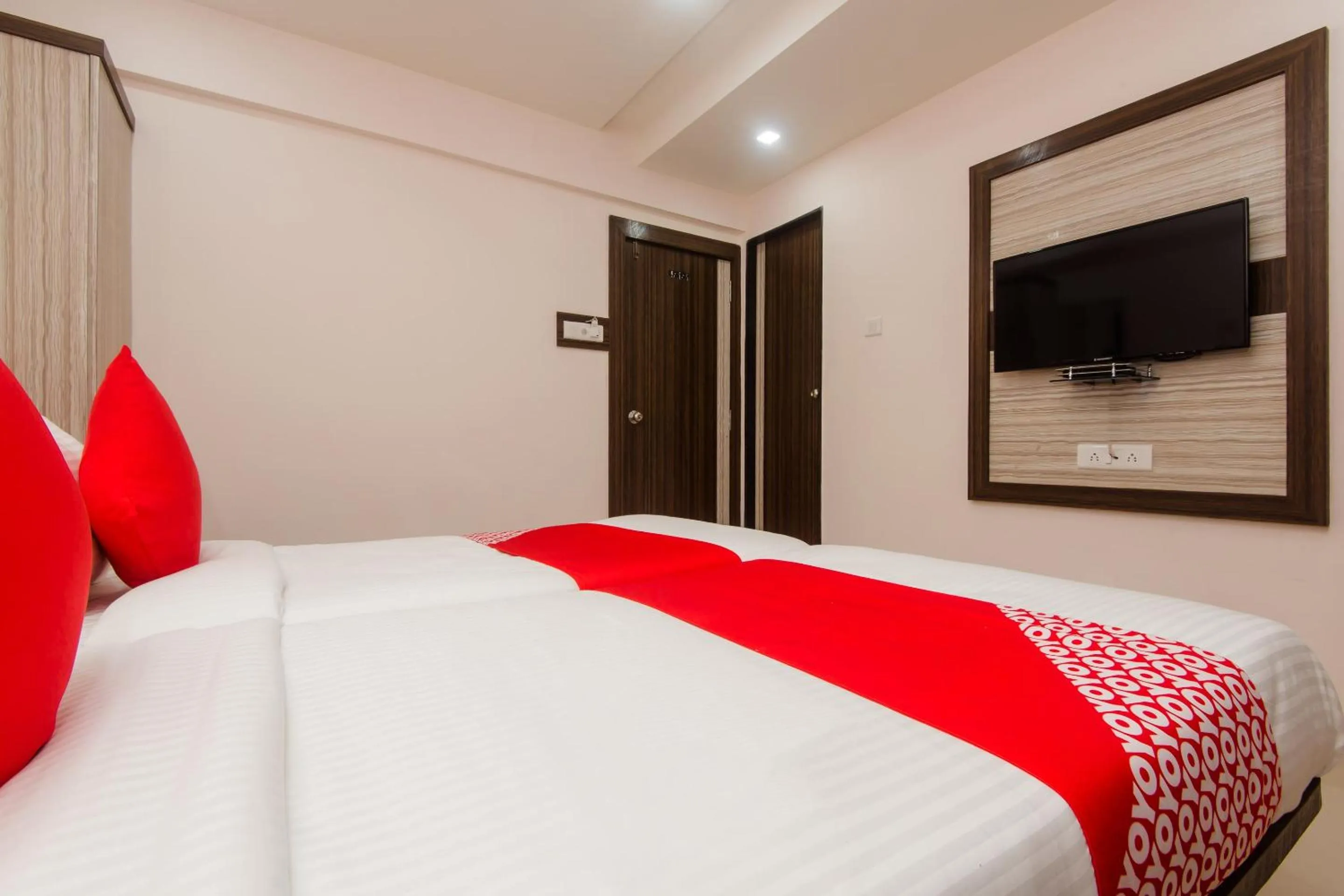 Bedroom, Bed in OYO 13511 Hotel Gems