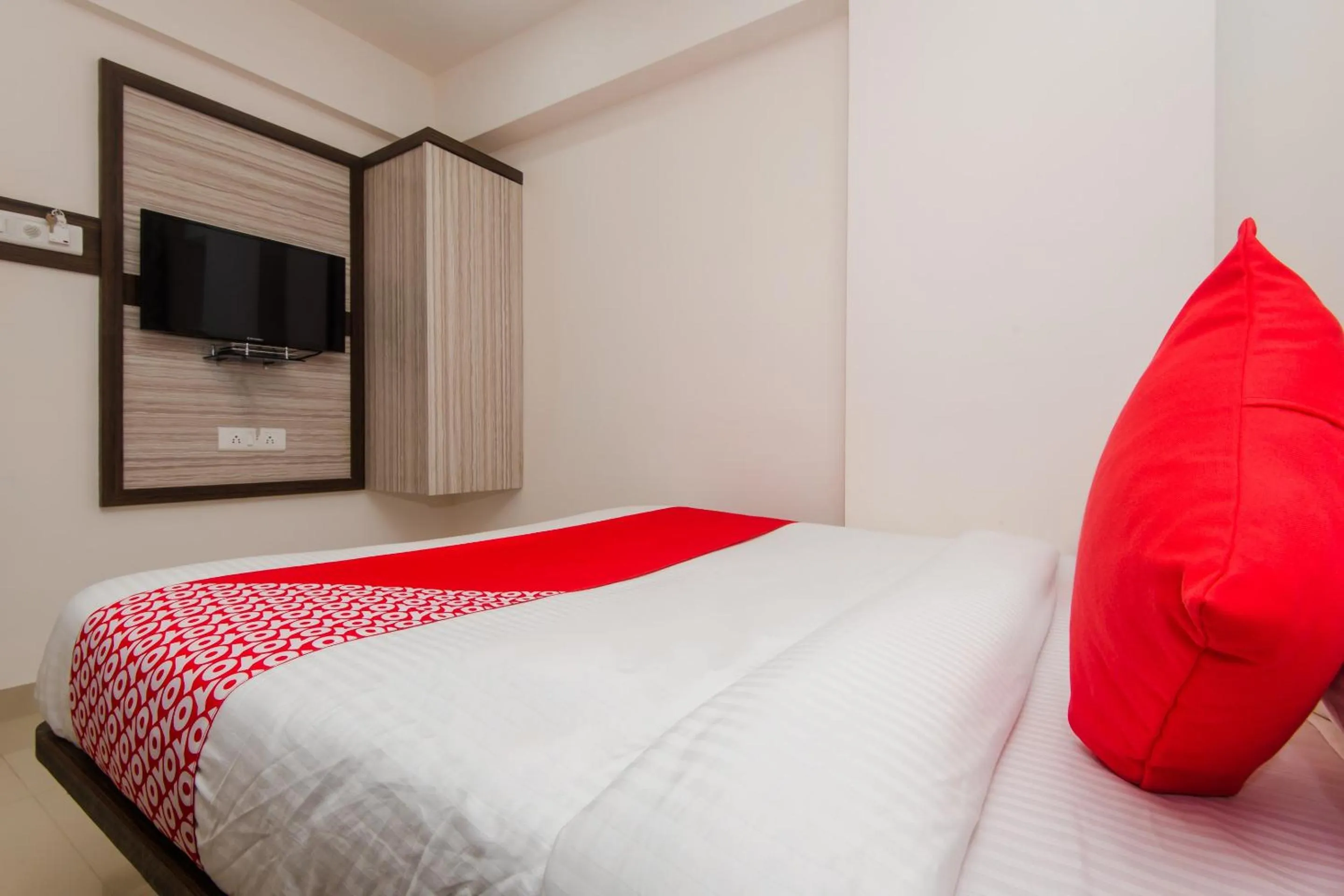 Bedroom, Bed in OYO 13511 Hotel Gems