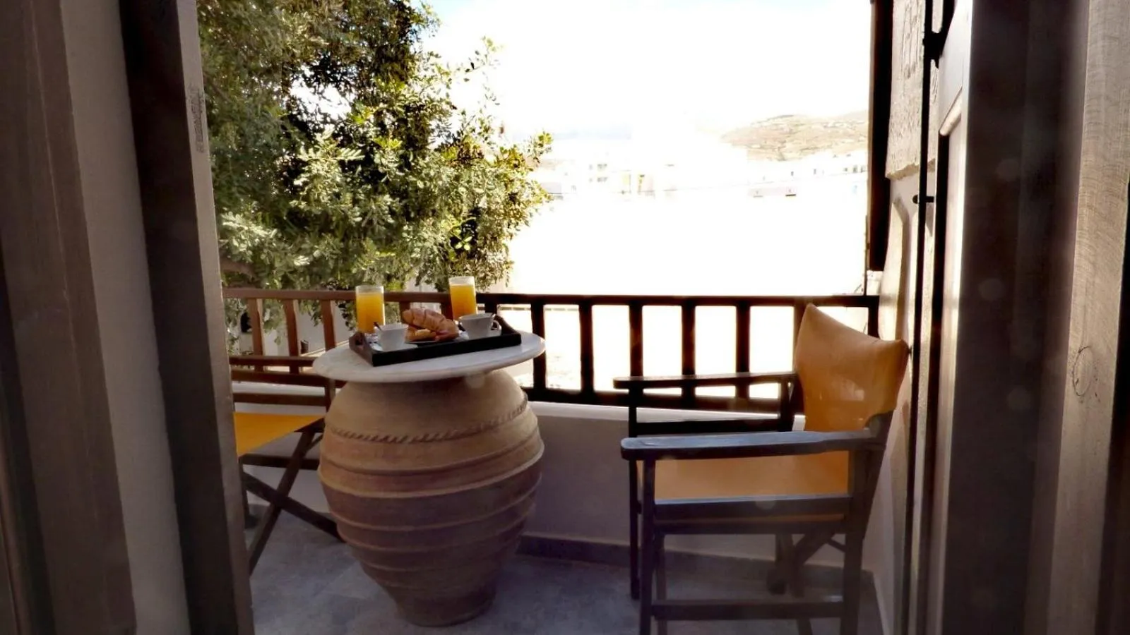 Inner courtyard view in Virginia Rooms