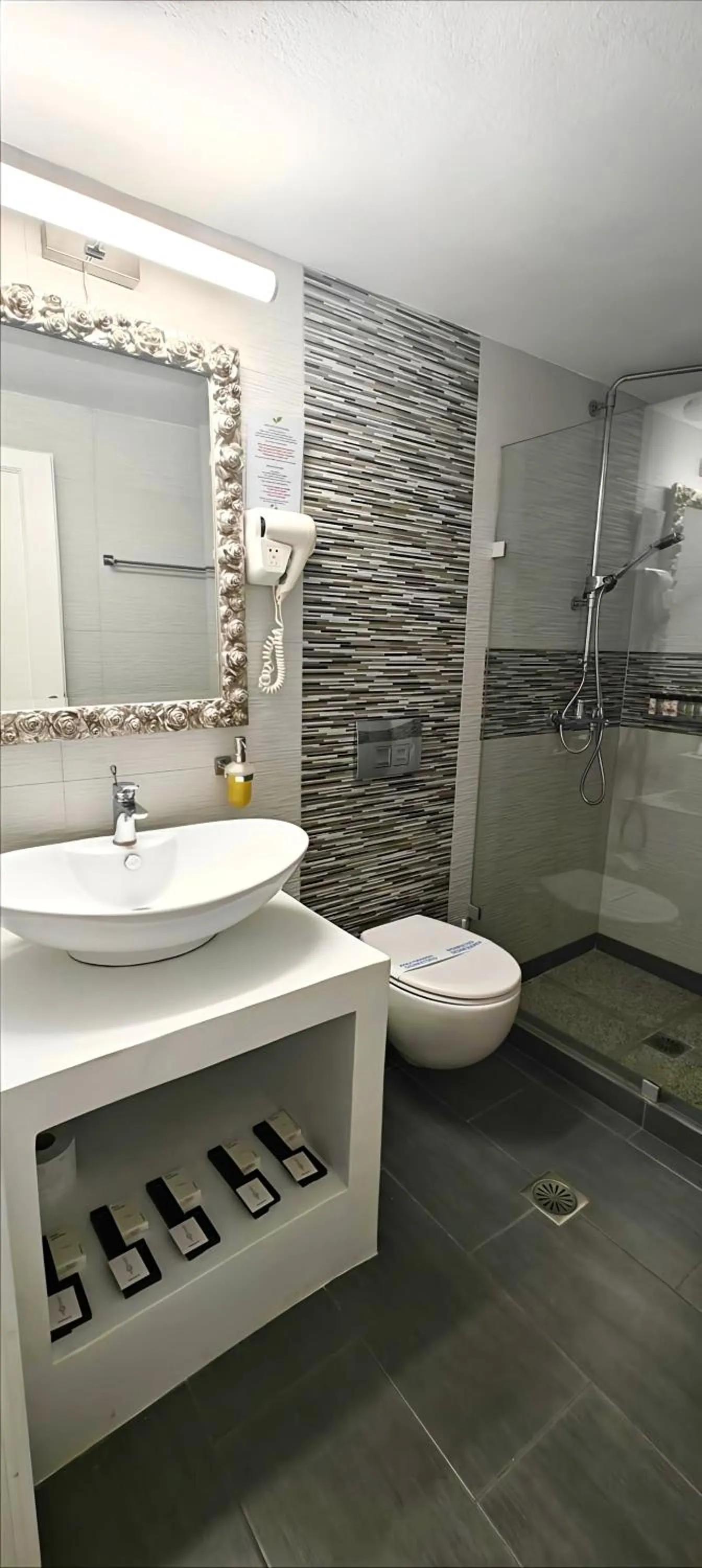 Bathroom in Tinos Heritage Plateia