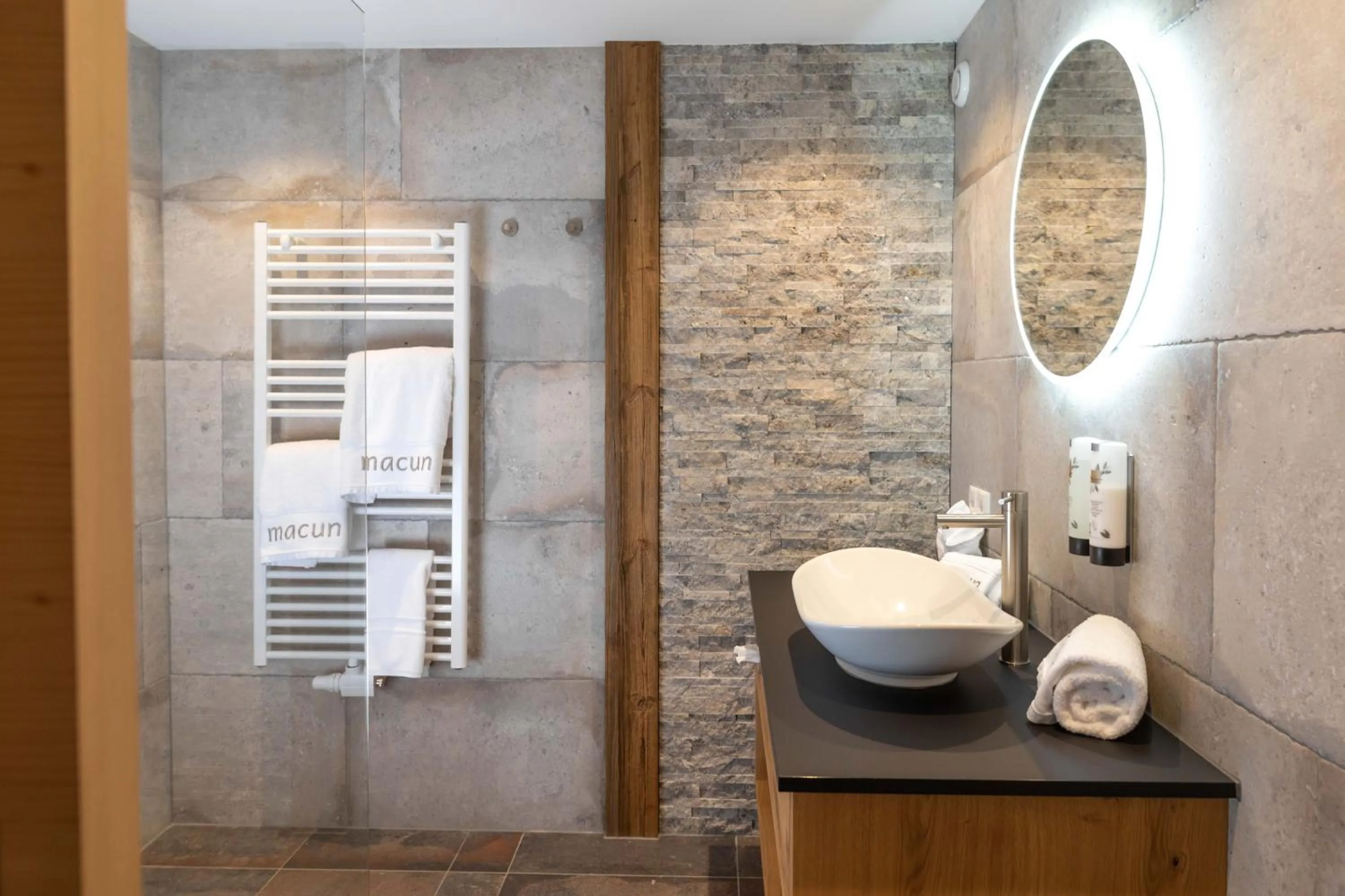 Bathroom in Hotel Macun, Vent im Ötztal