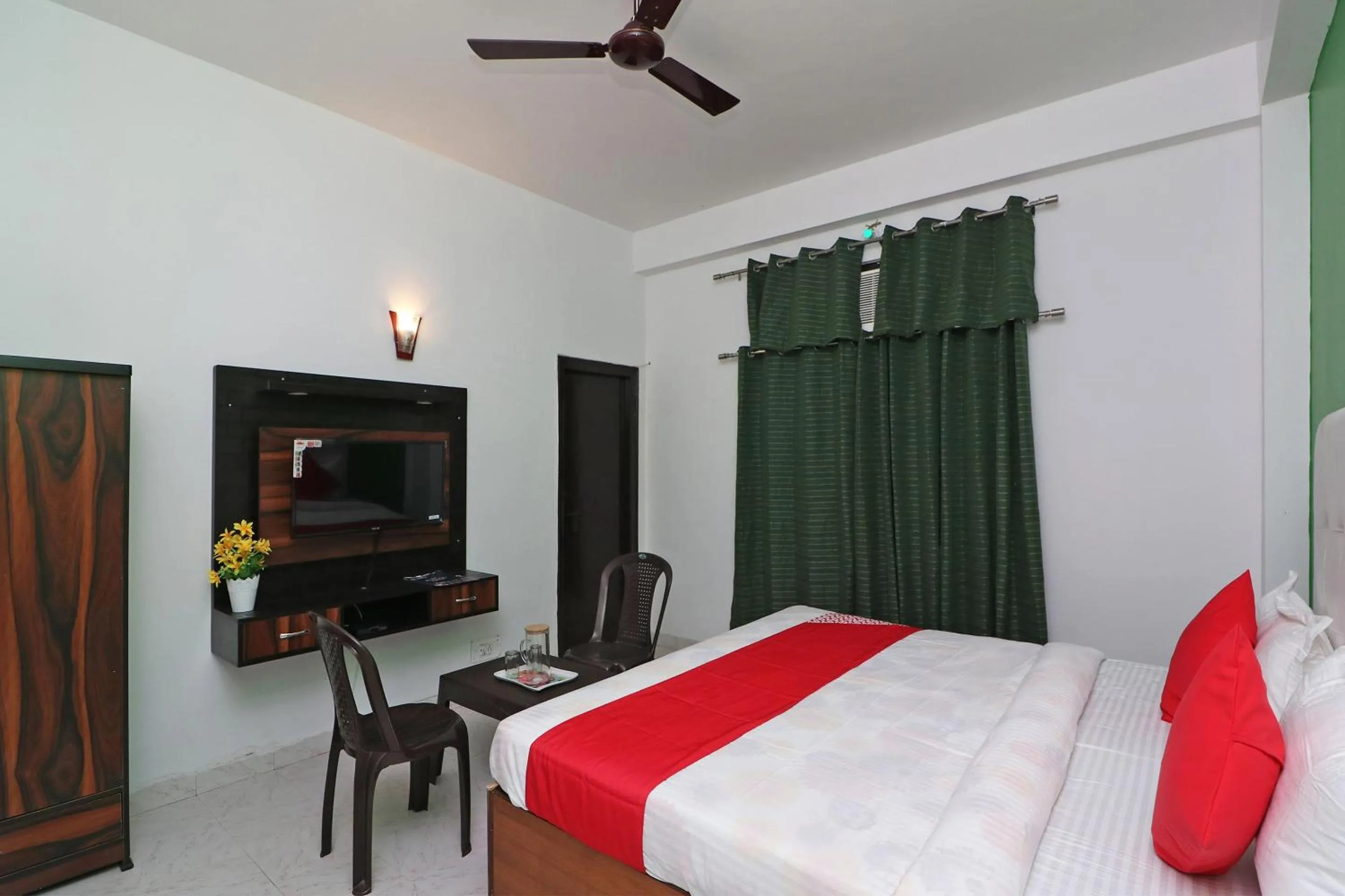 Bedroom in OYO Ooak Hotel