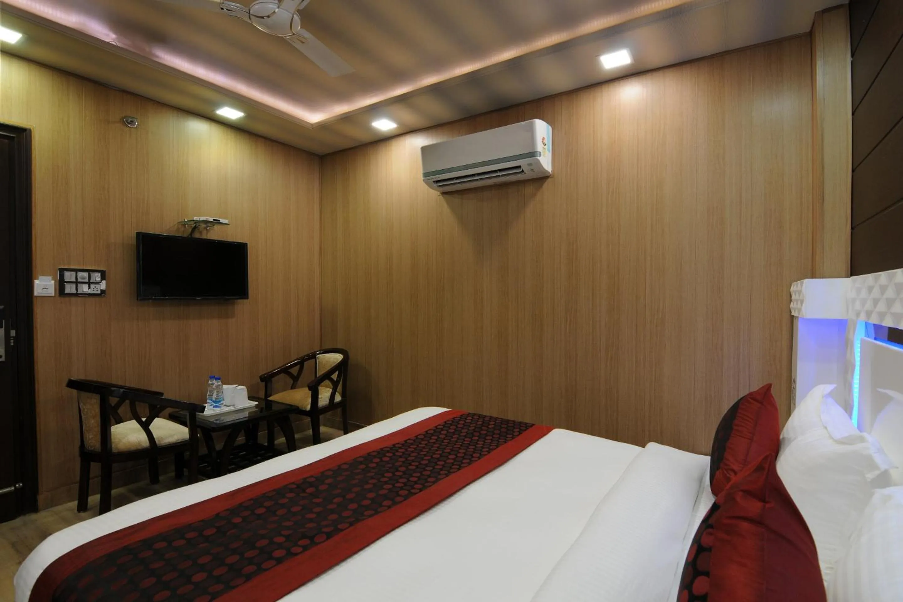 Lobby or reception, Bed in Hotel O Flyover Inn