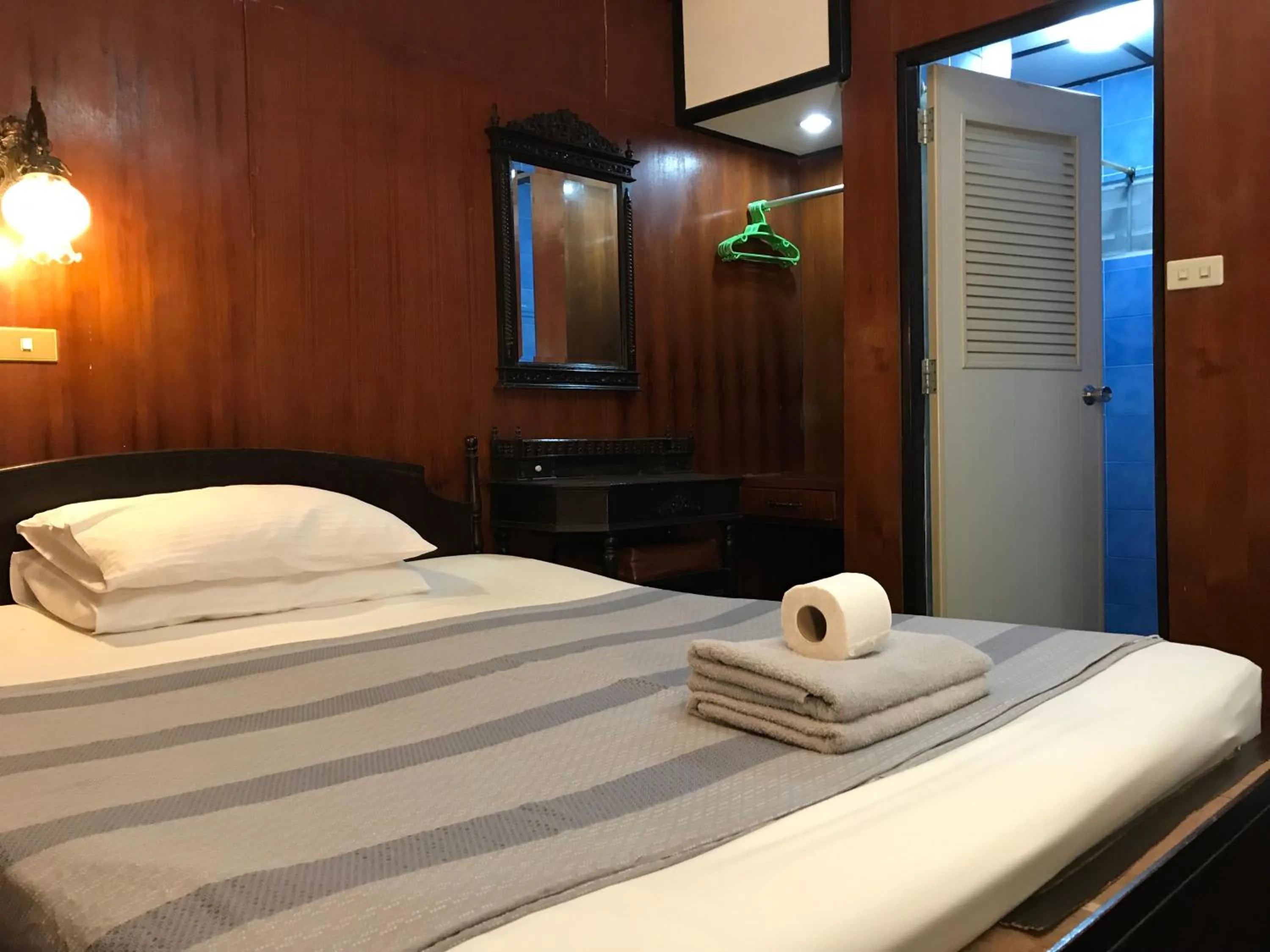 Bathroom, Bed in Sunrise Bungalow