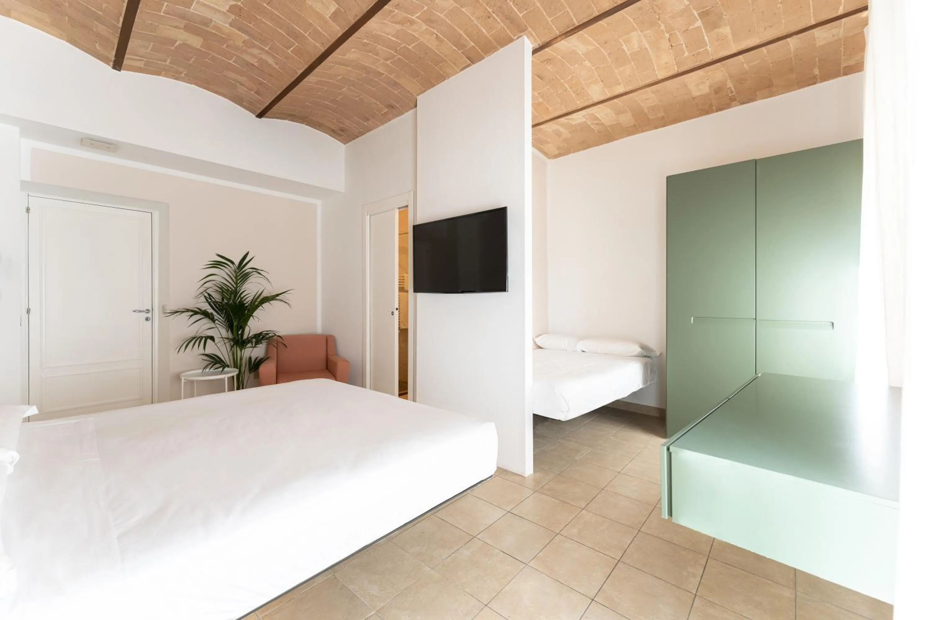 Quiet street view, Bed in Locanda Alfieri