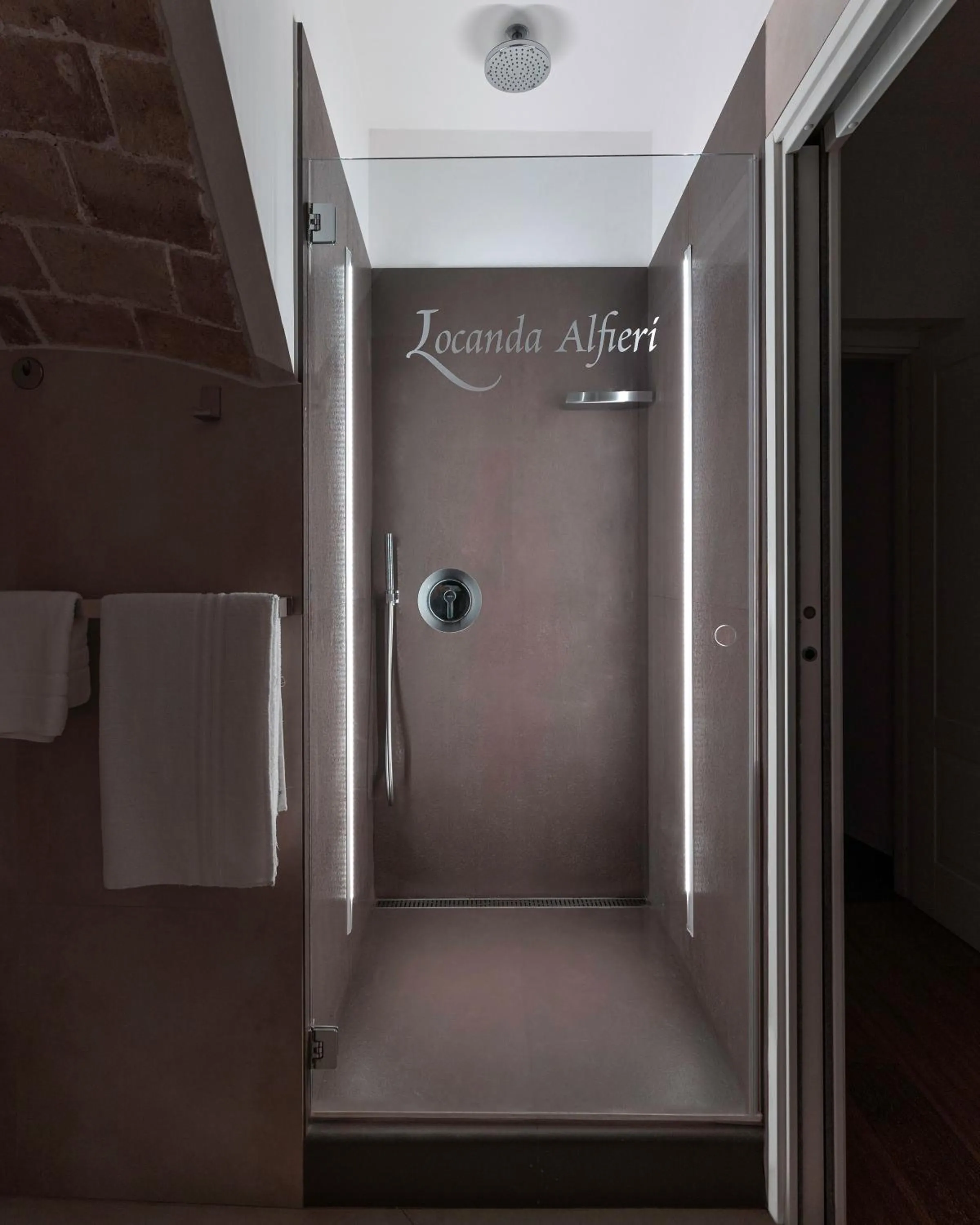 Shower in Locanda Alfieri