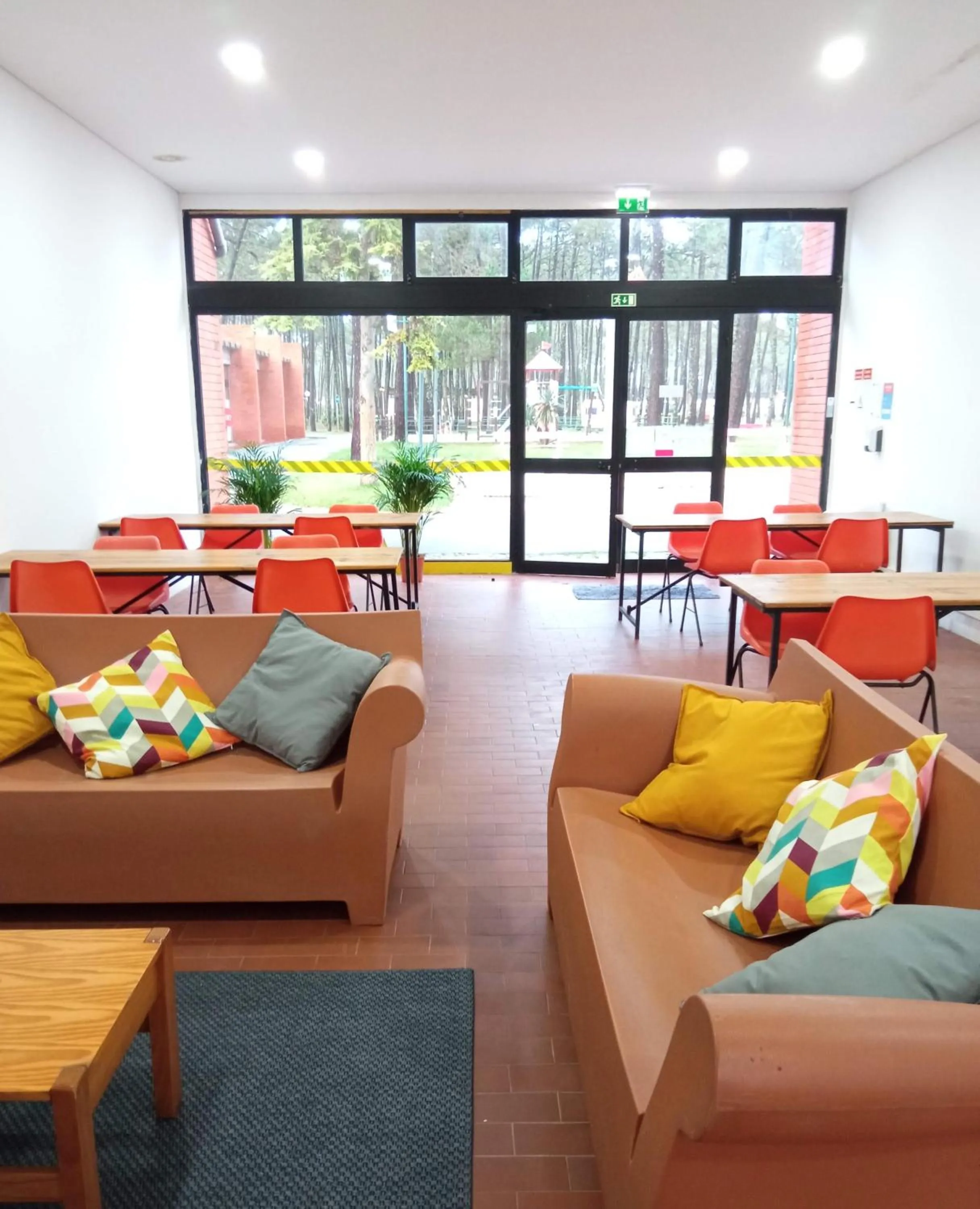 Communal lounge/ TV room in Parque de Campismo Orbitur Vagueira