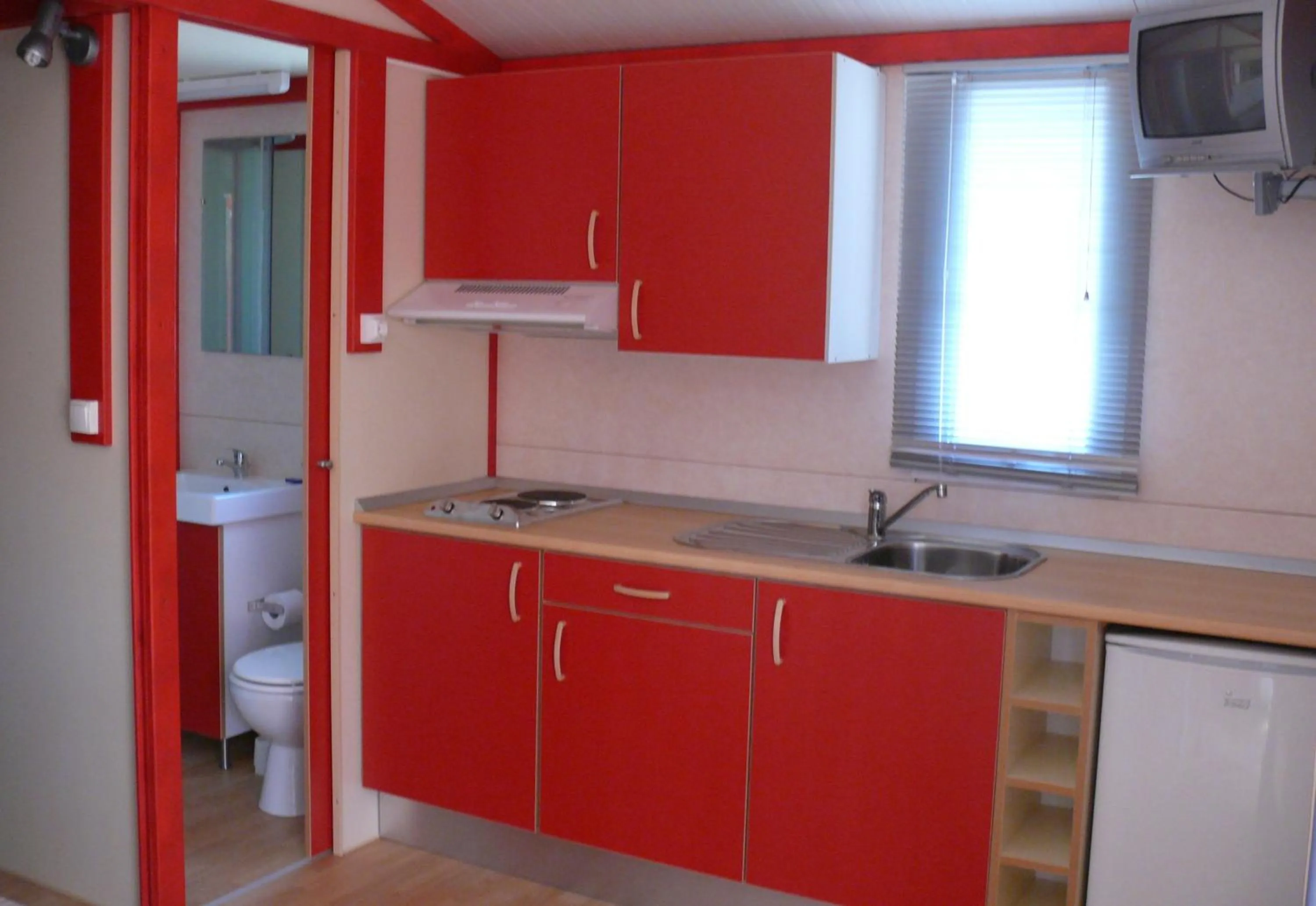 Kitchen or kitchenette in Parque de Campismo Orbitur Vagueira