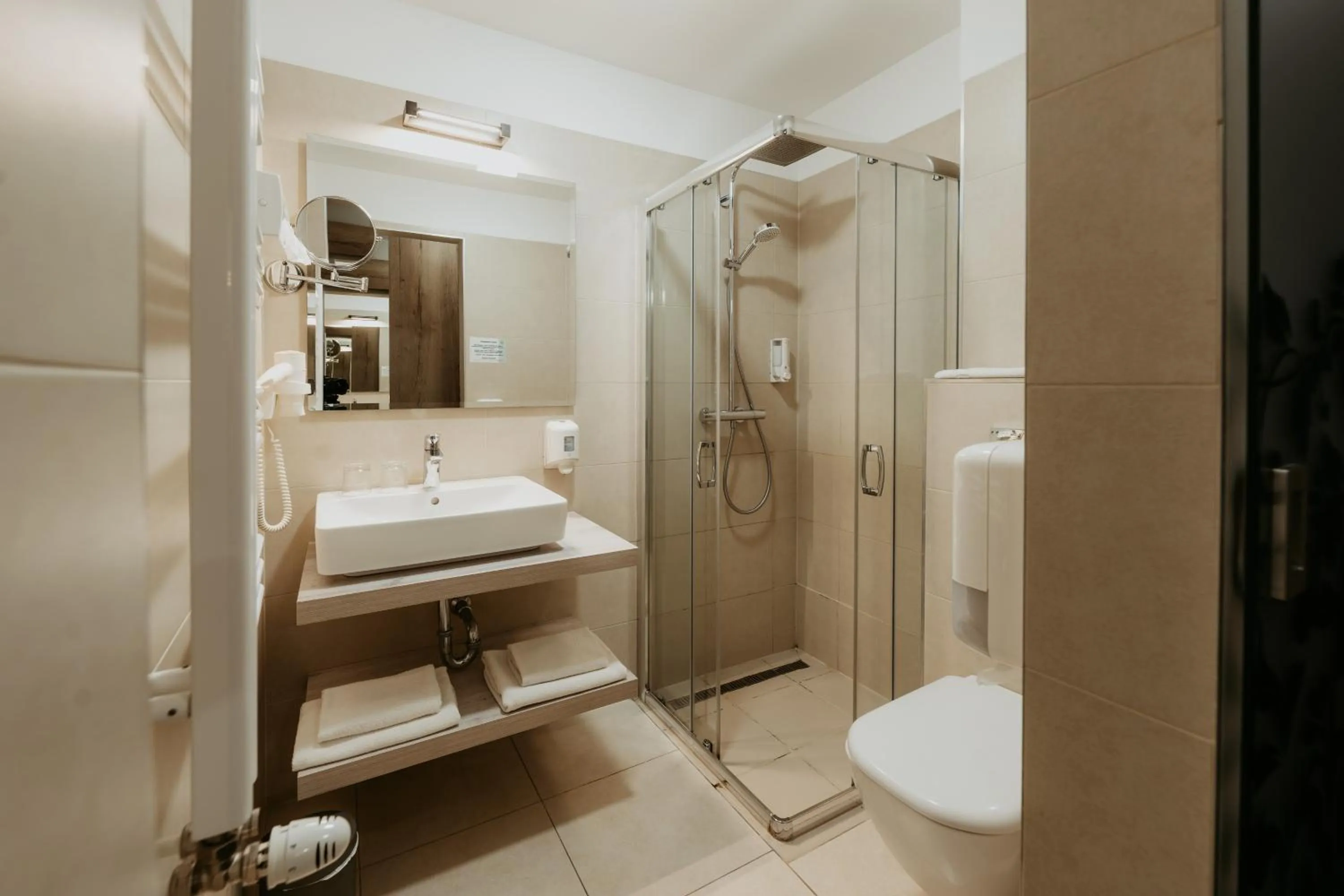 Shower in Duna Wellness Hotel