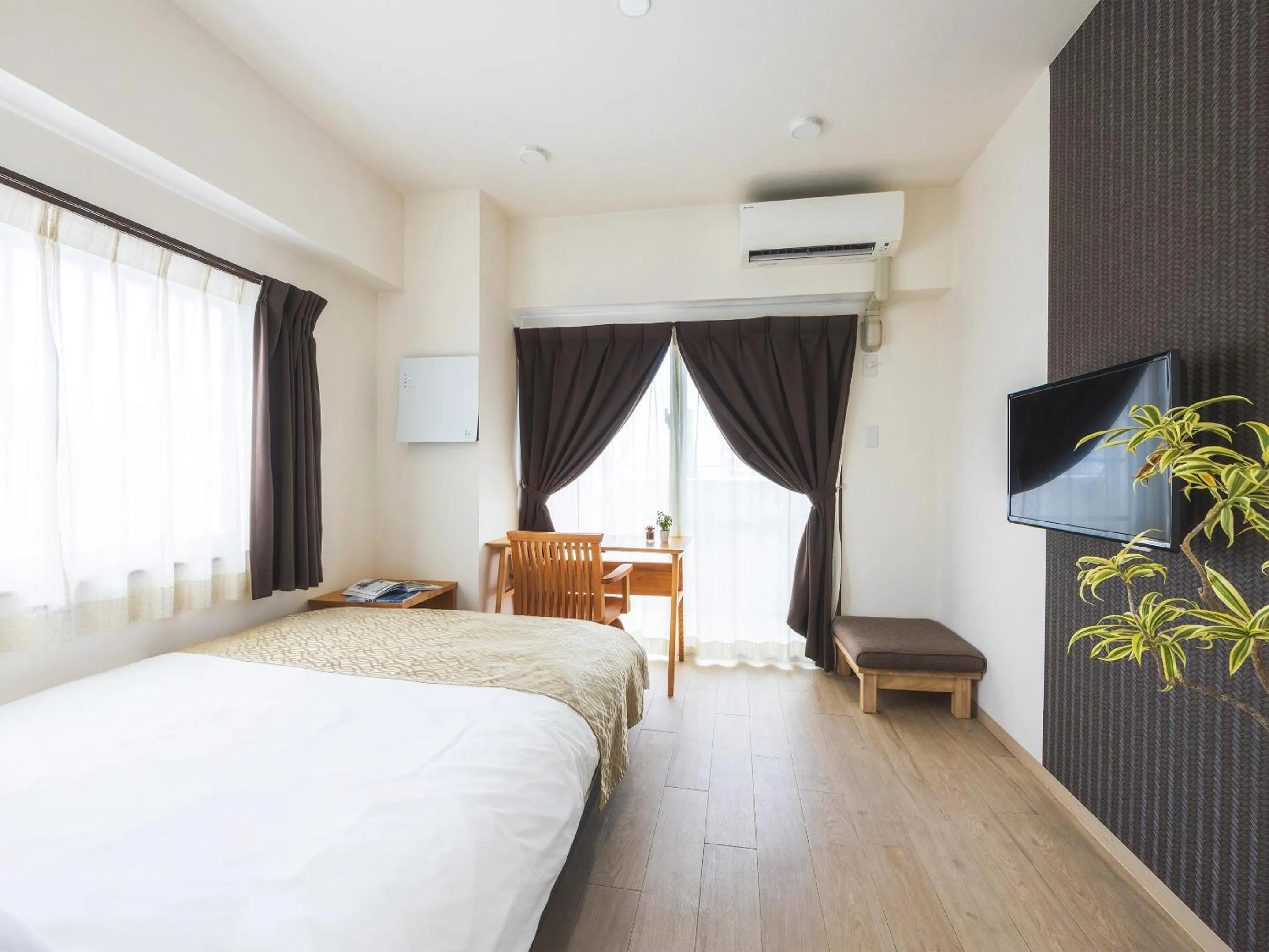 Photo of the whole room, Bed in Comfort Plus