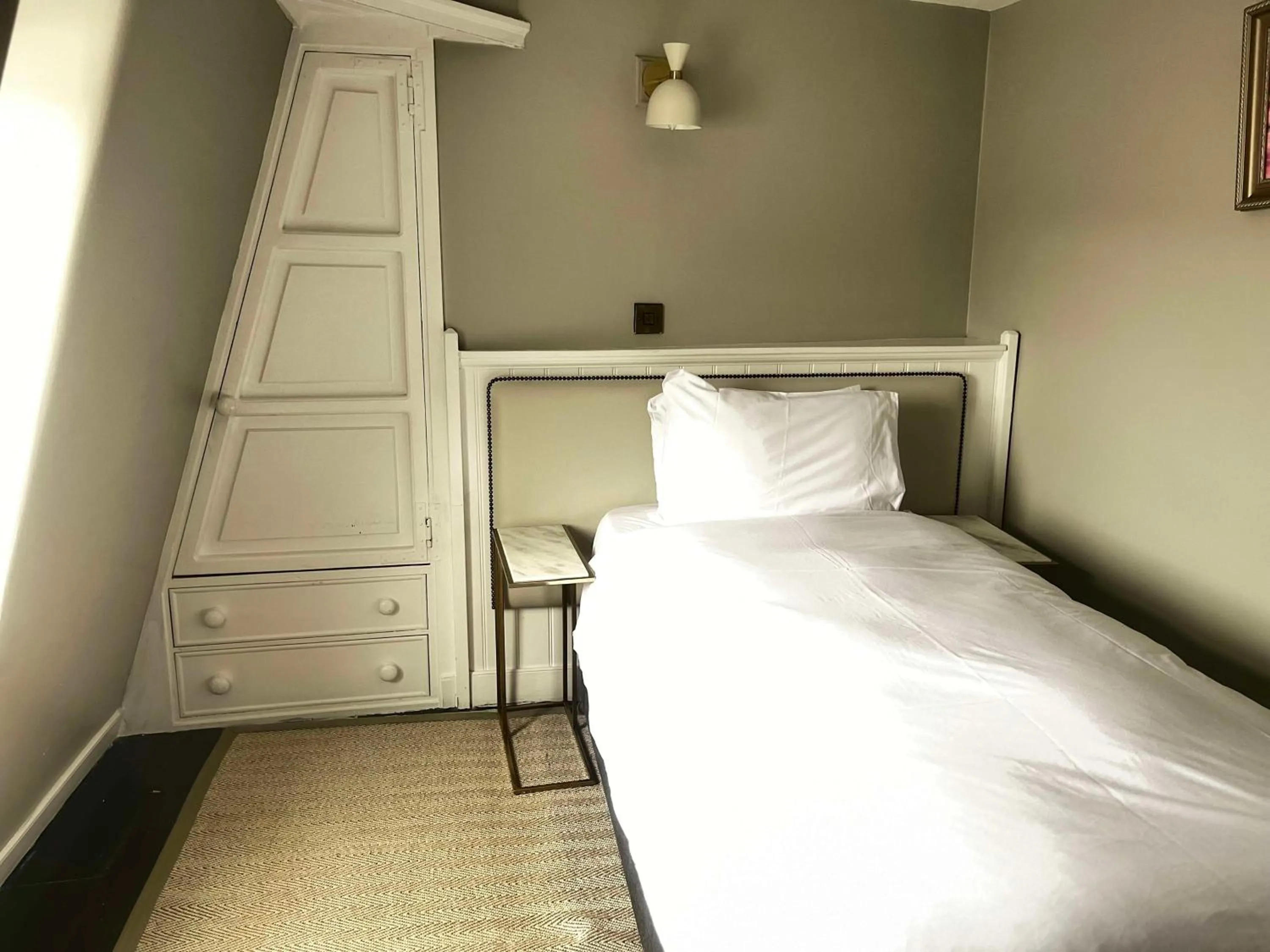 Bedroom, Bed in Henrietta House, a member of Radisson Individuals