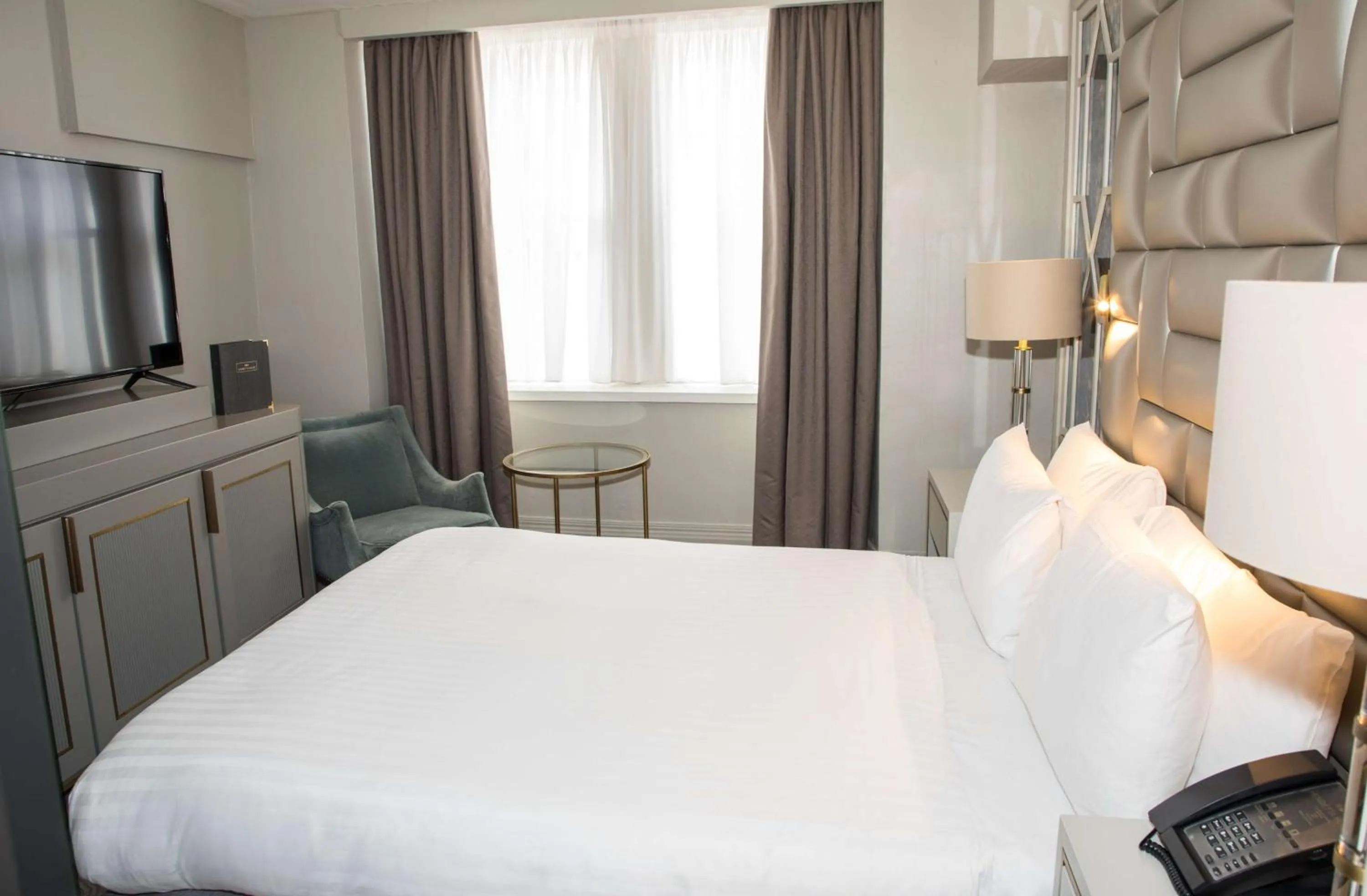 Bedroom, Bed in Henrietta House, a member of Radisson Individuals