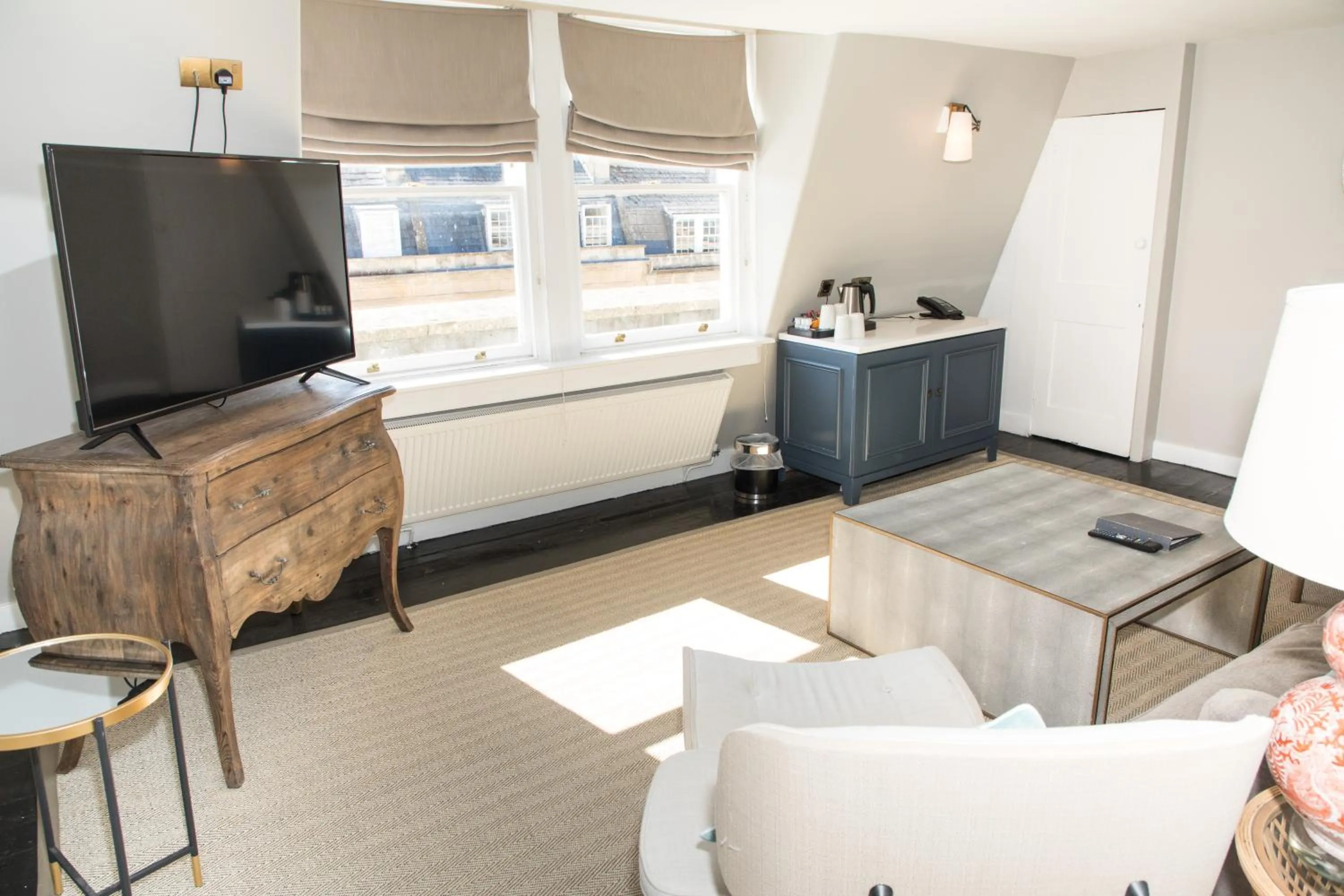 Coffee/tea facilities in Henrietta House, a member of Radisson Individuals