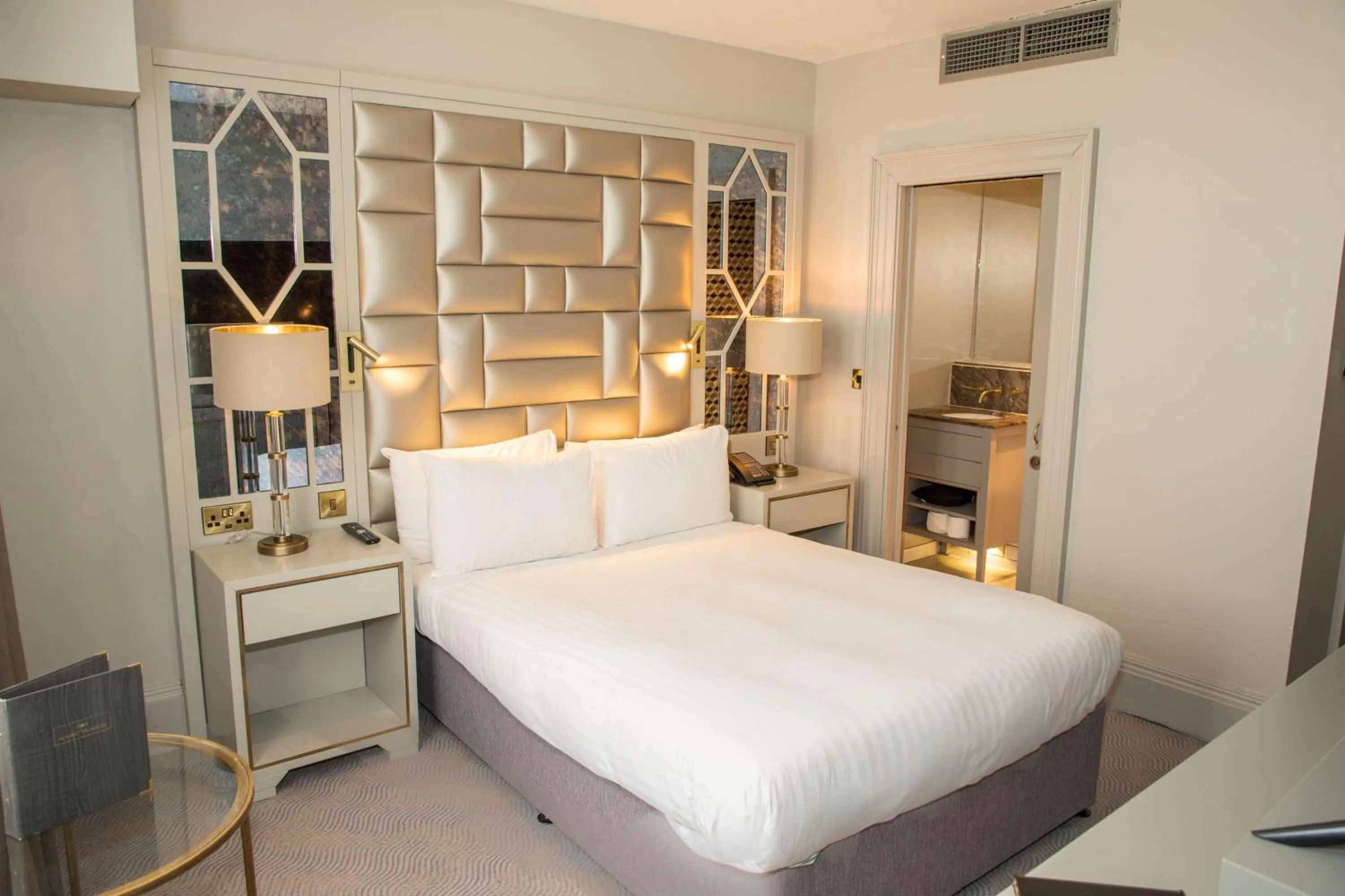 Bedroom, Bed in Henrietta House, a member of Radisson Individuals