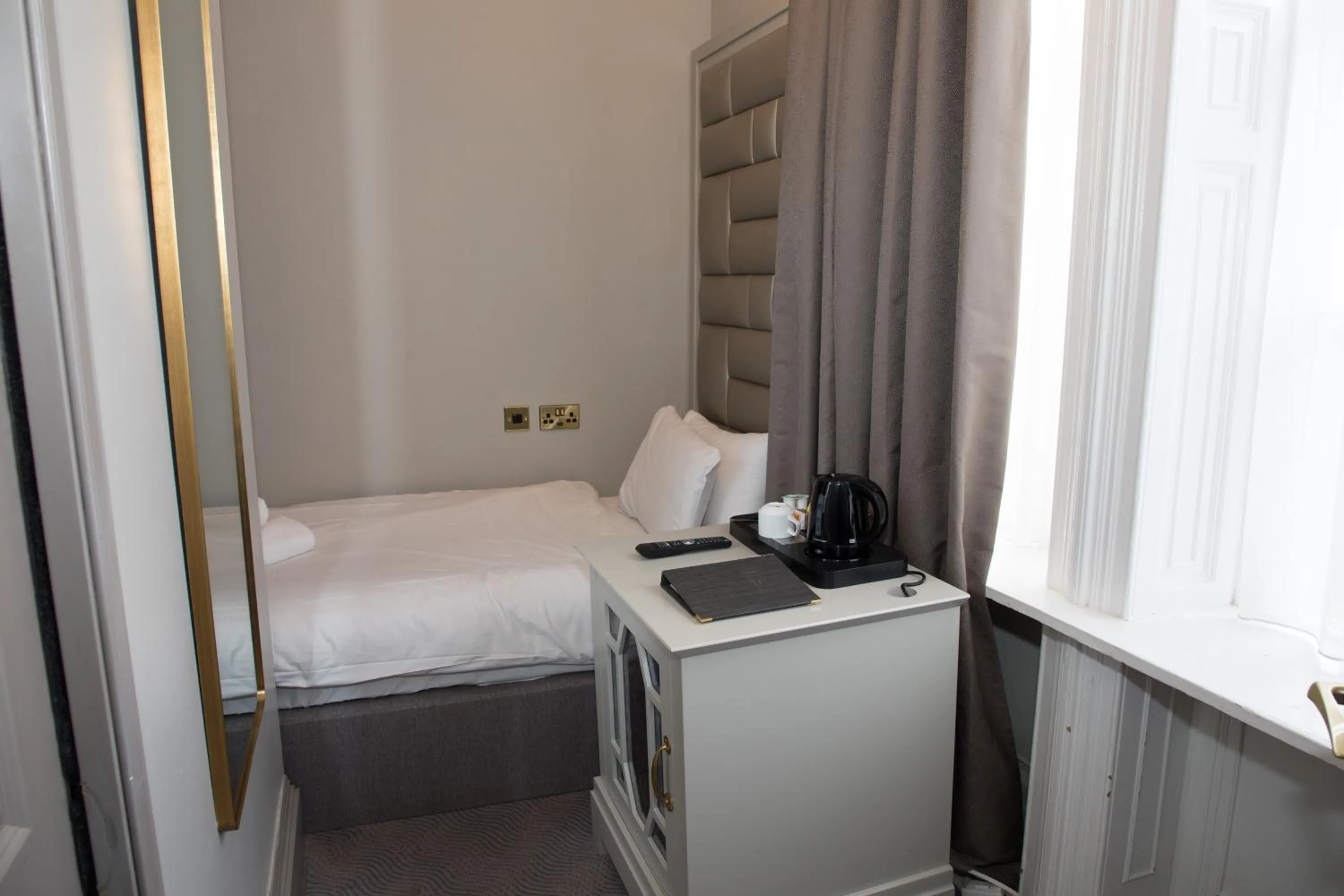 Coffee/tea facilities, Bed in Henrietta House, a member of Radisson Individuals