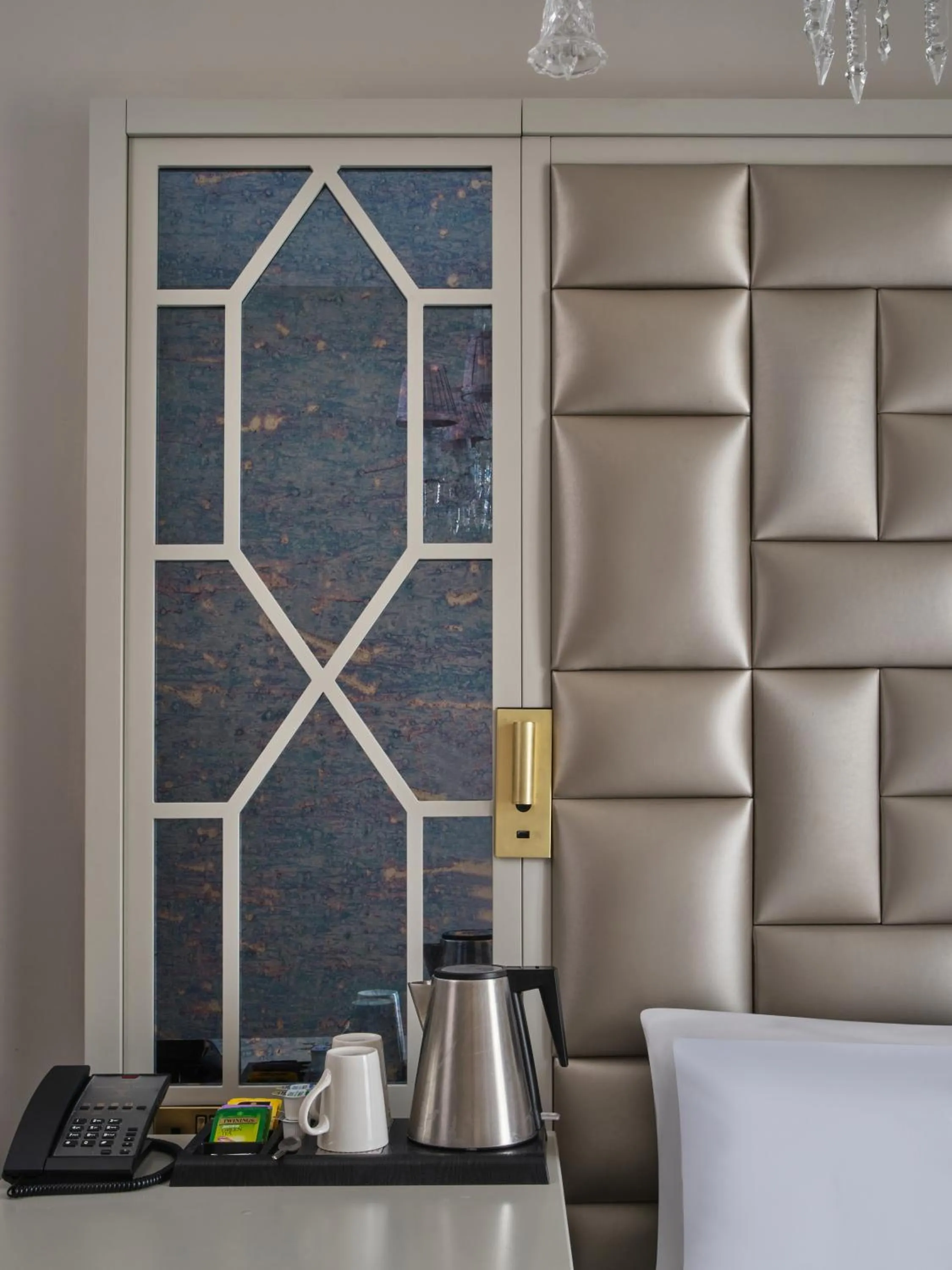 Coffee/tea facilities in Henrietta House, a member of Radisson Individuals