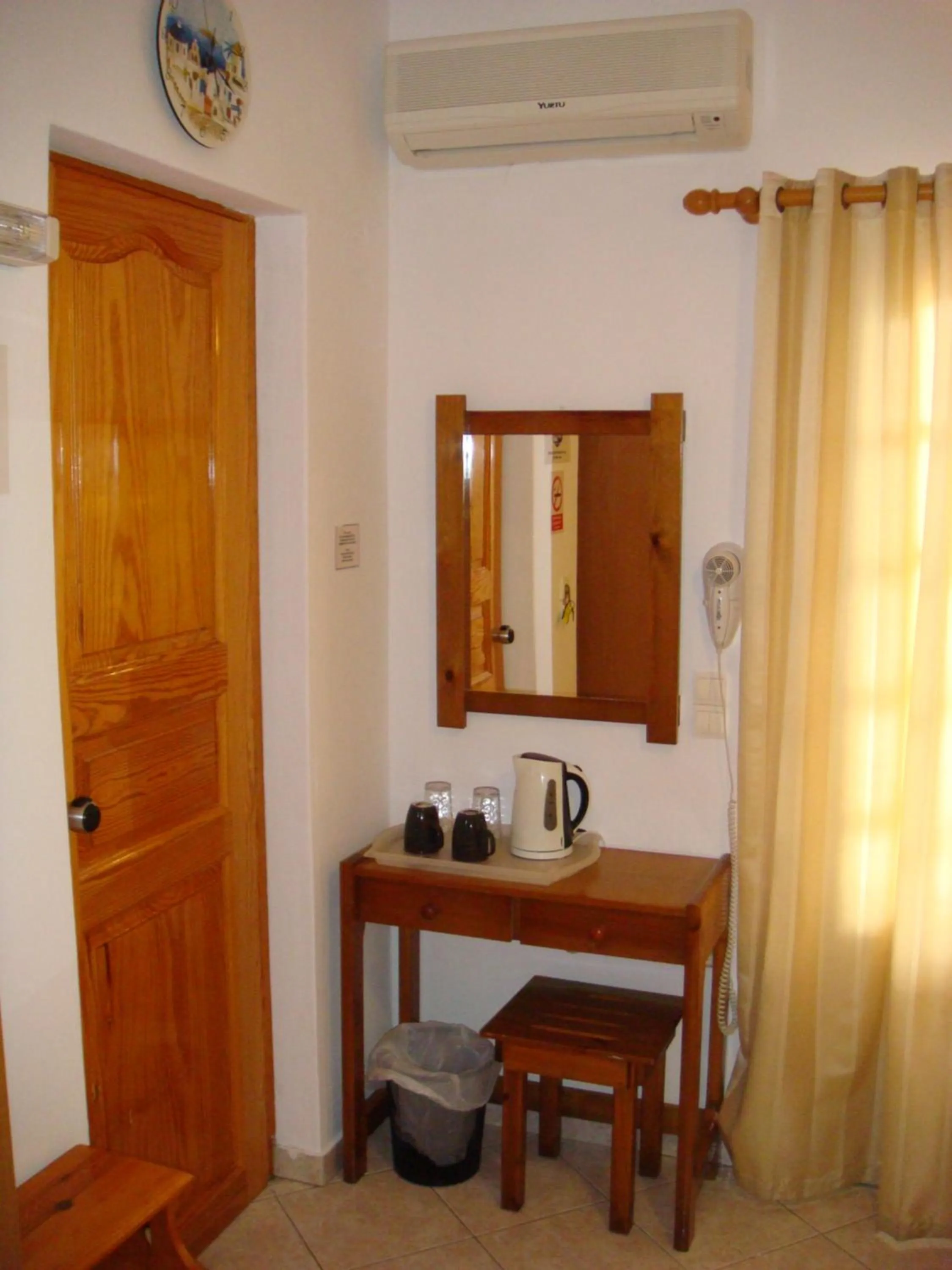 Coffee/tea facilities in Boussetil Rooms CapAnMat