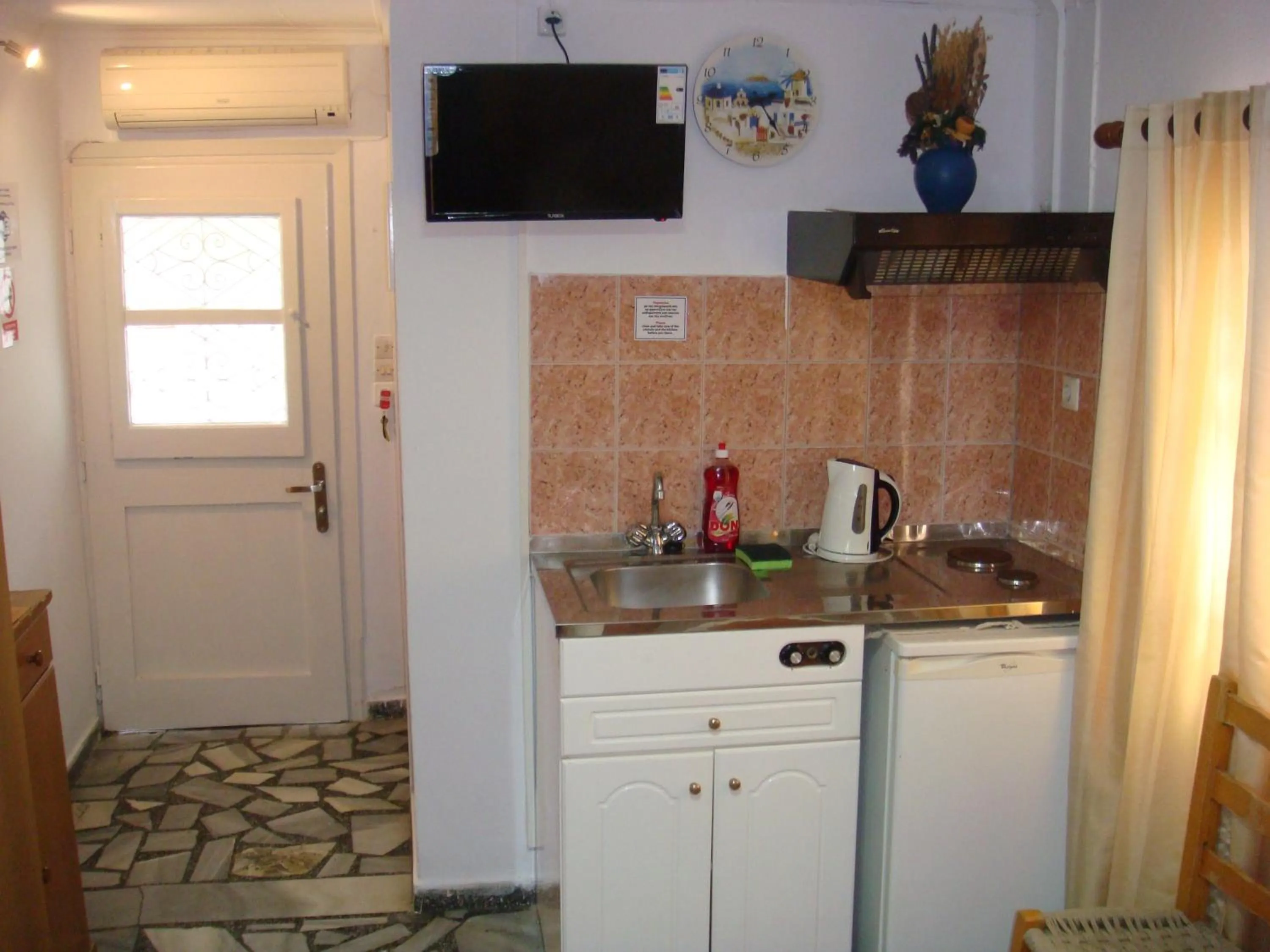 Kitchen or kitchenette in Boussetil Rooms CapAnMat