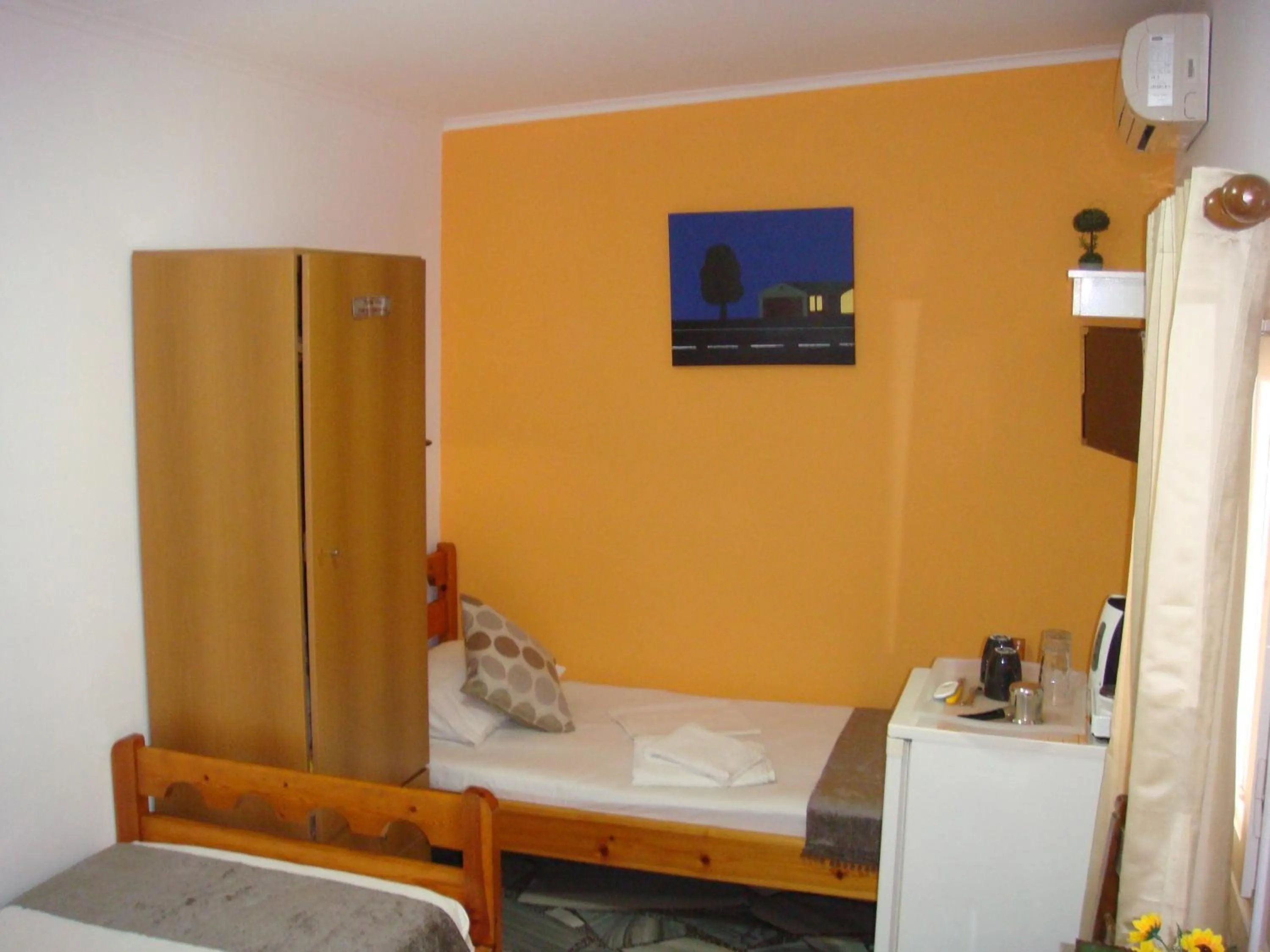 TV and multimedia in Boussetil Rooms CapAnMat