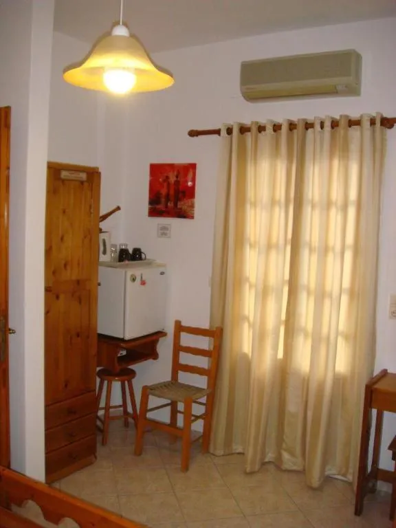 TV and multimedia in Boussetil Rooms CapAnMat