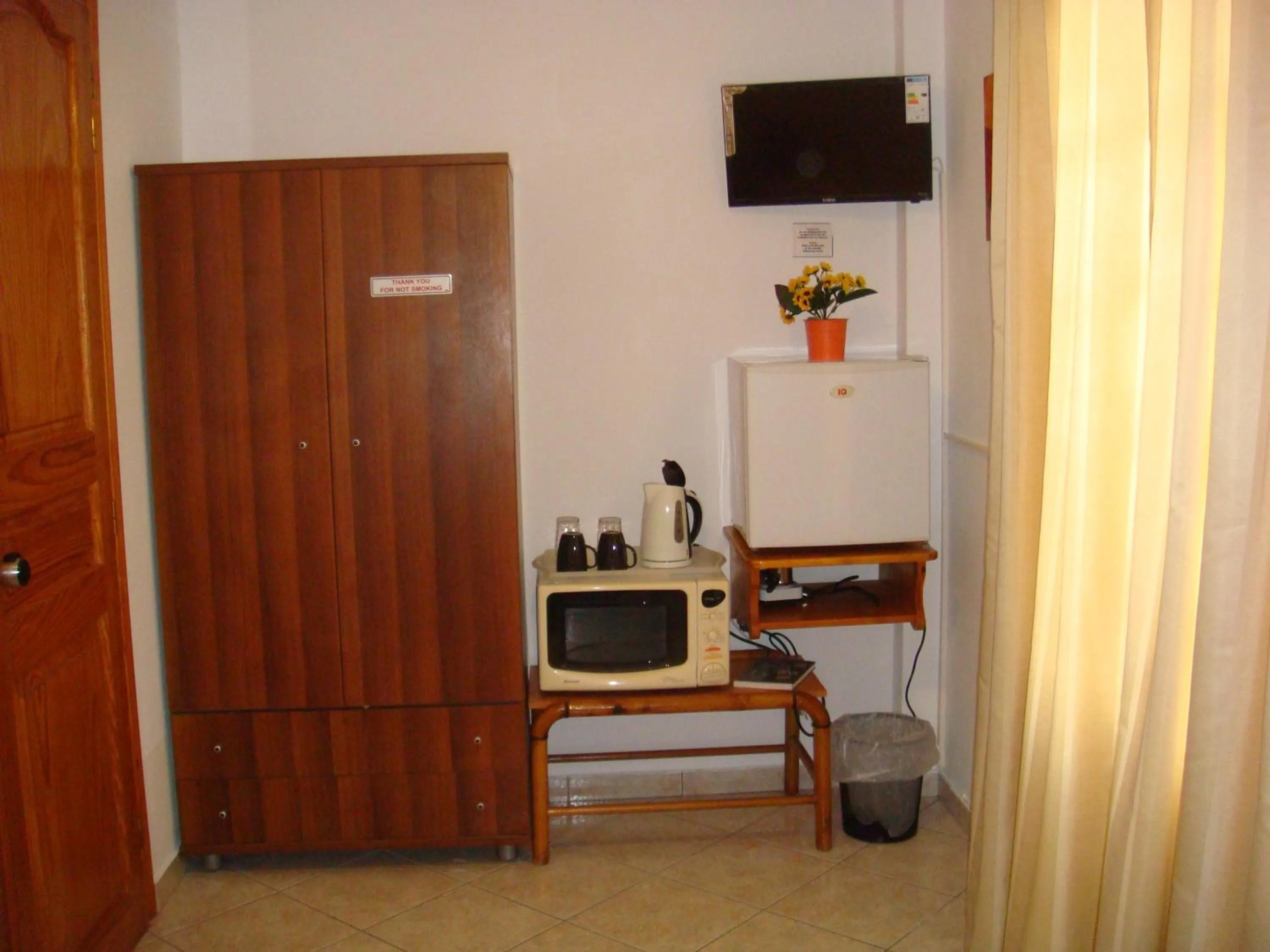 TV and multimedia in Boussetil Rooms CapAnMat