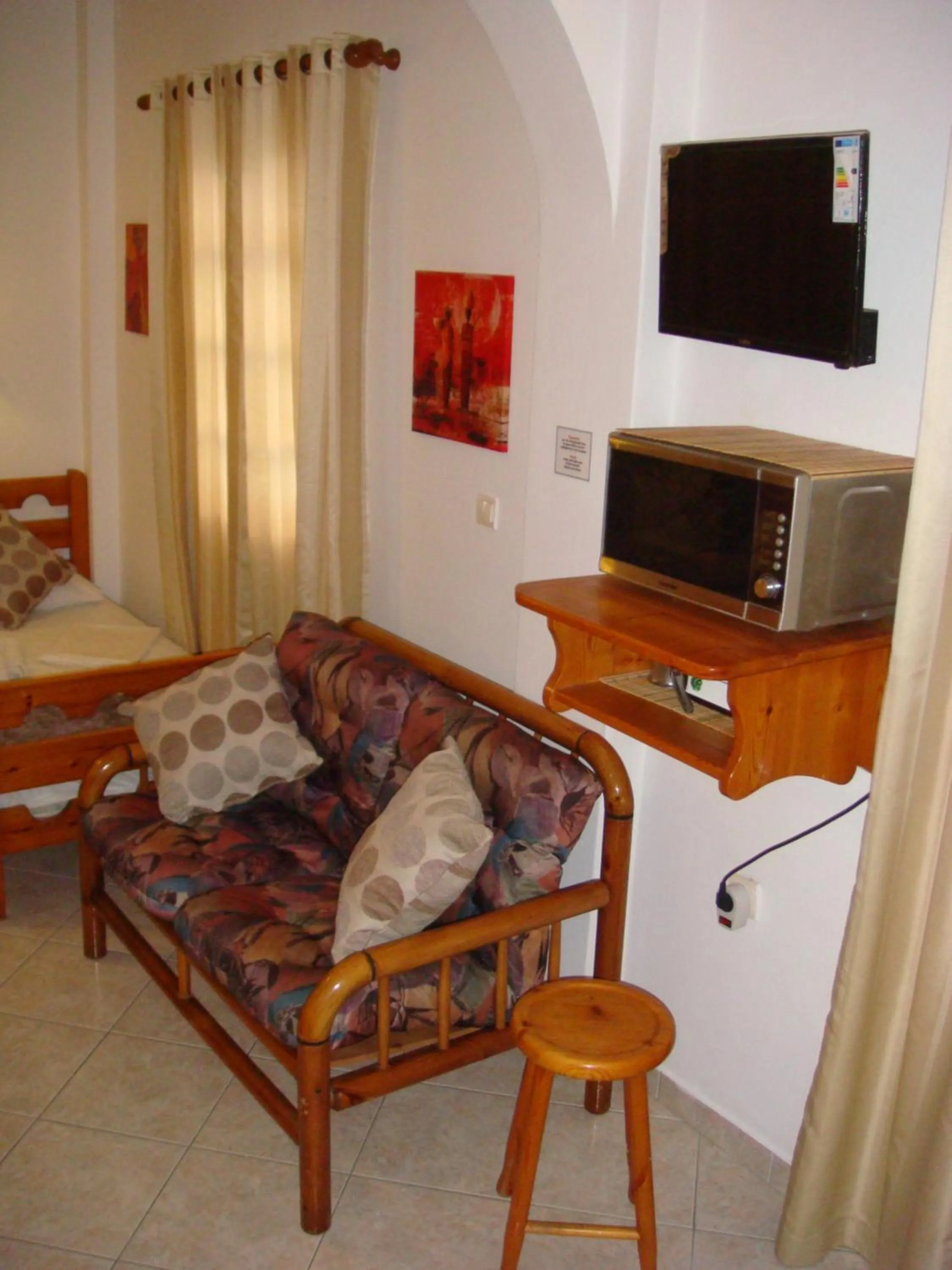 TV and multimedia in Boussetil Rooms CapAnMat