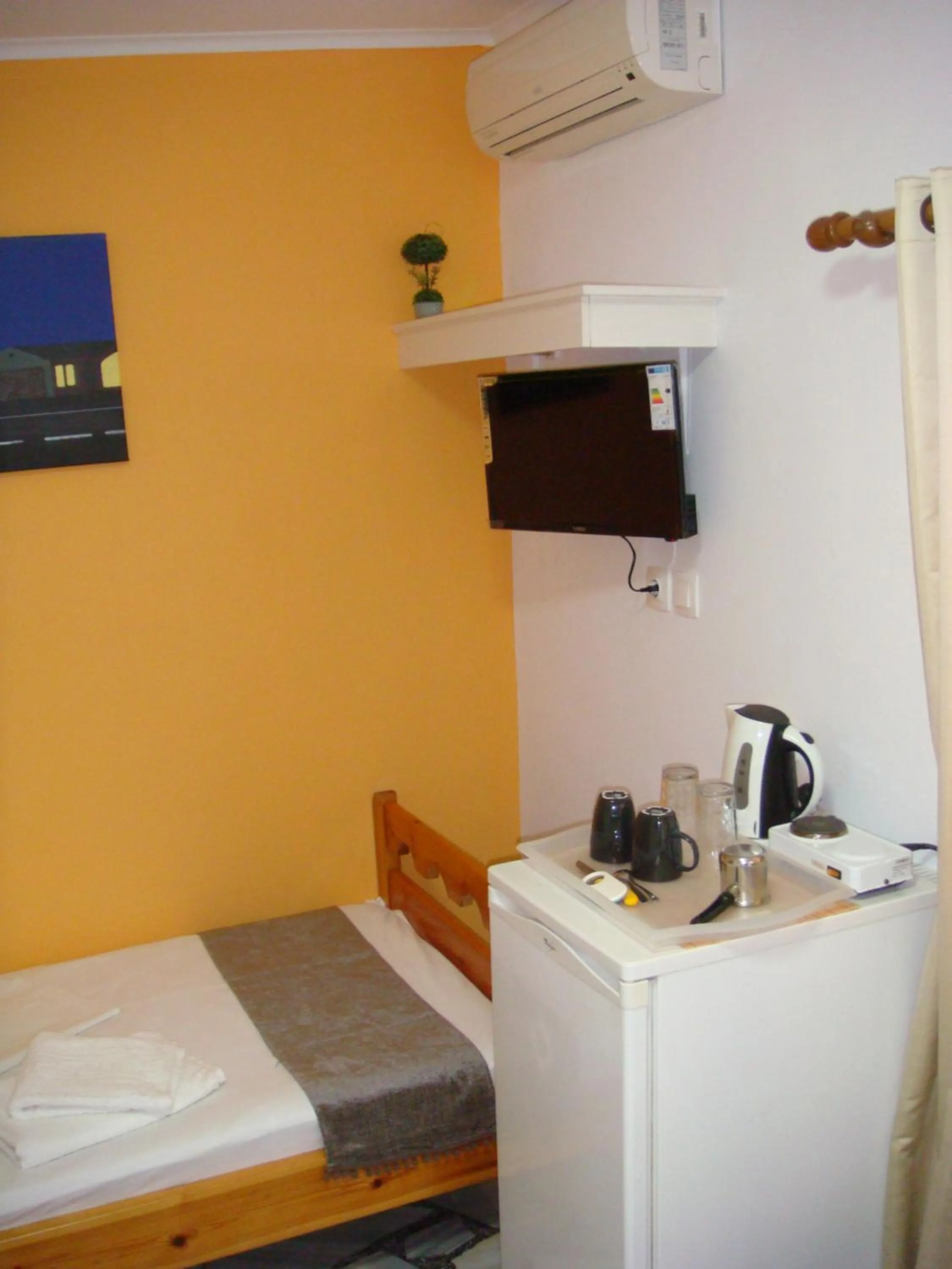 TV and multimedia, Bed in Boussetil Rooms CapAnMat