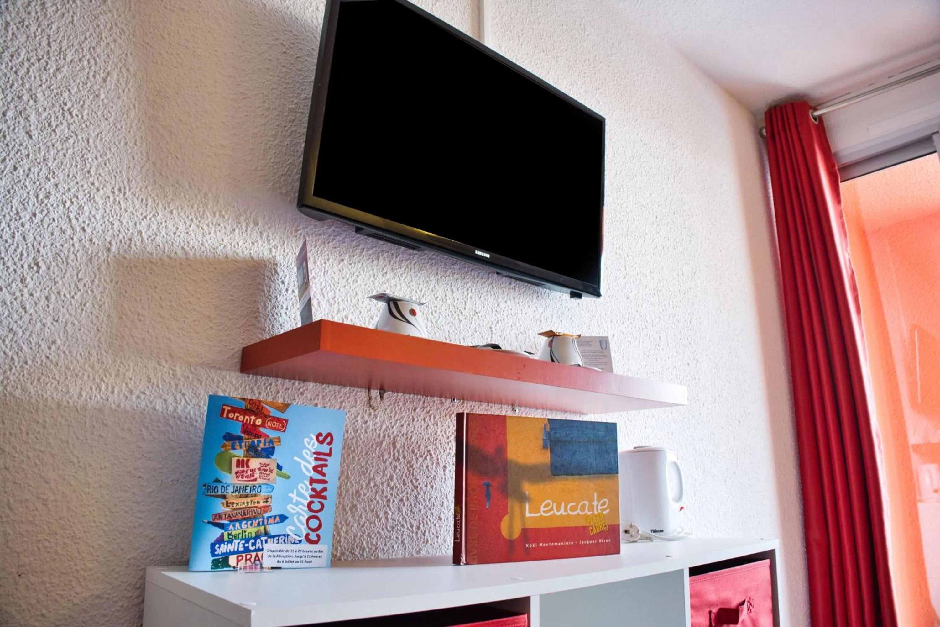 TV and multimedia in Cit'Hotel des 2 Golfs